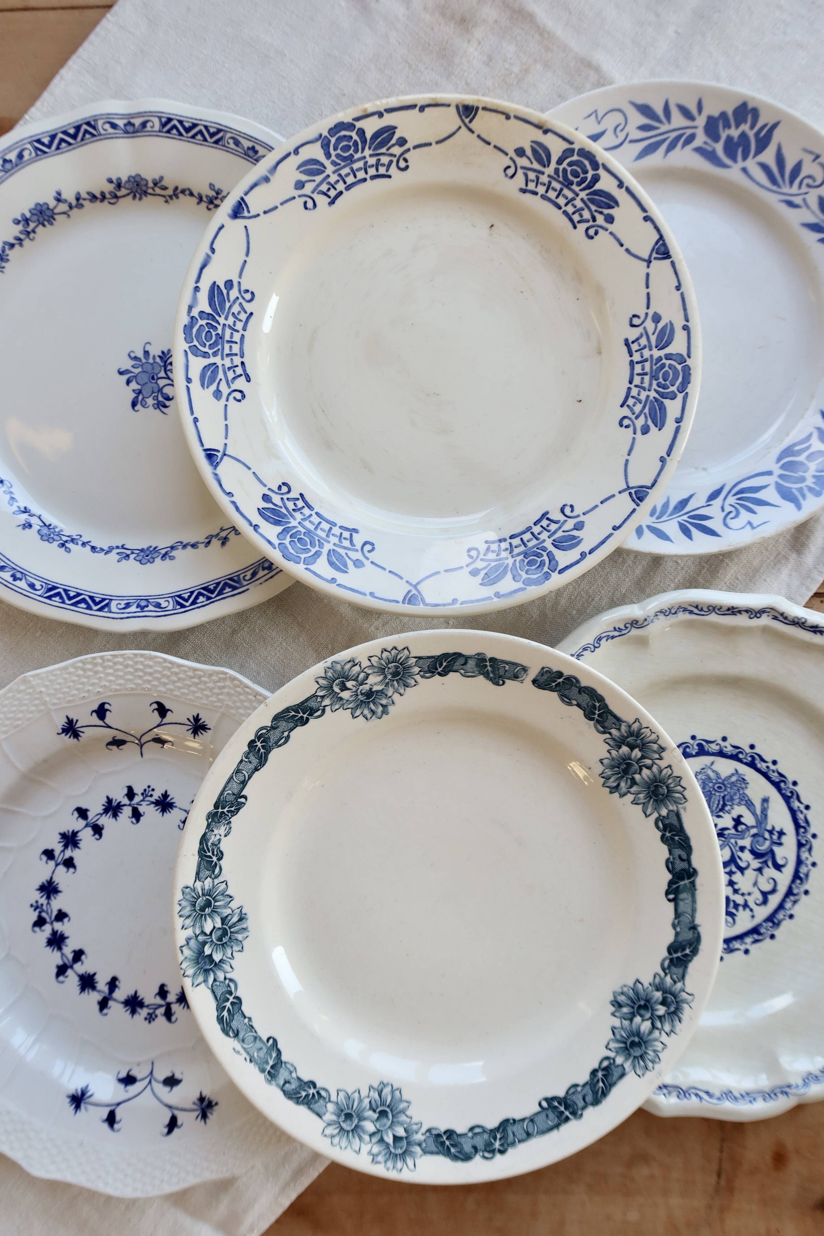 6 assiettes plates vintage dépareillées en terre de fer bleue et blanche