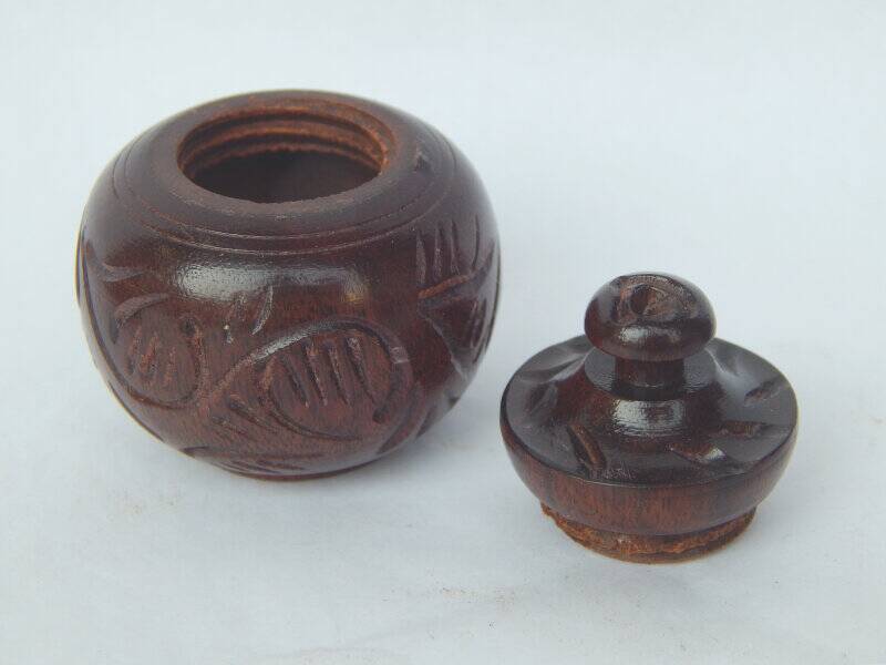 Pillbox box no screws rosewood varanasi crafts h=3.5cm diam=3cm india