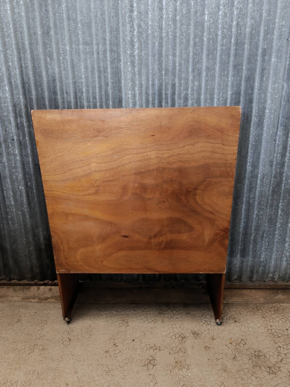 Bibliothèque en bois vintage sur roulettes