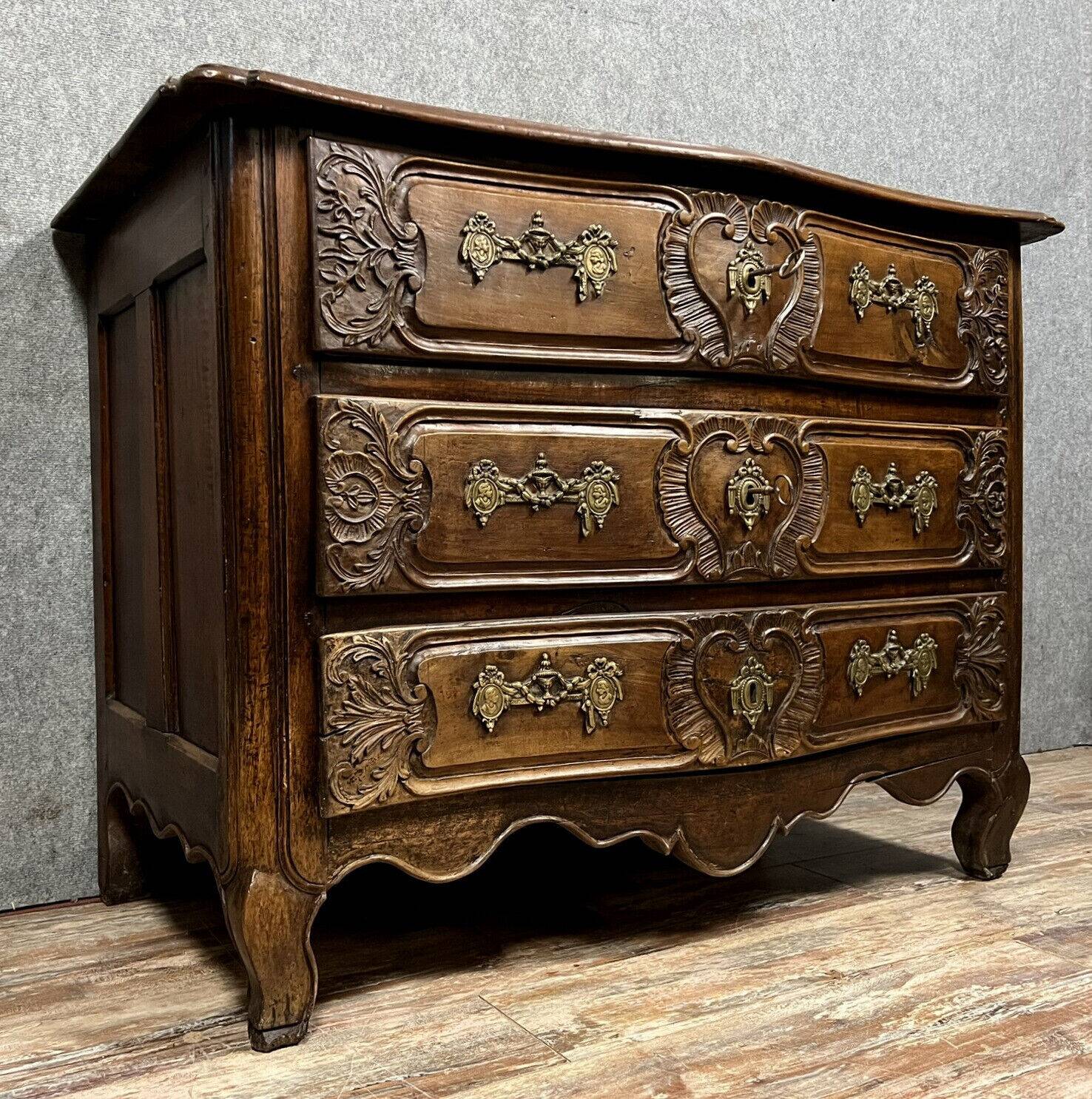 important curved Lyonnaise chest of drawers Louis XV period in solid walnut circa 1750