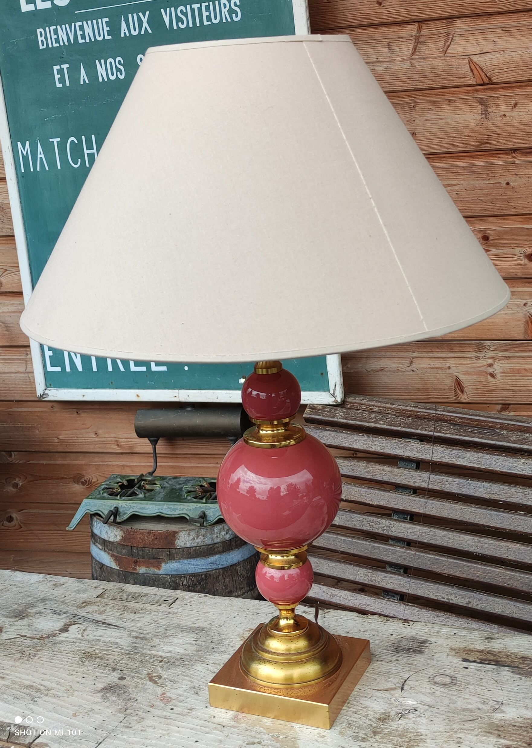 Large lamp to pose
