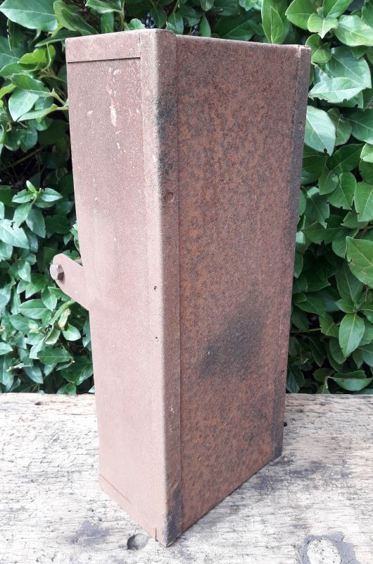 Metal crate with 2 compartments