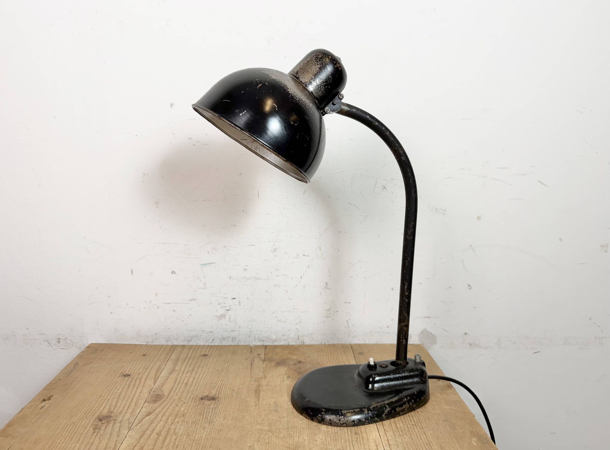 Lampe de table industrielle Bauhaus noire, années 1930