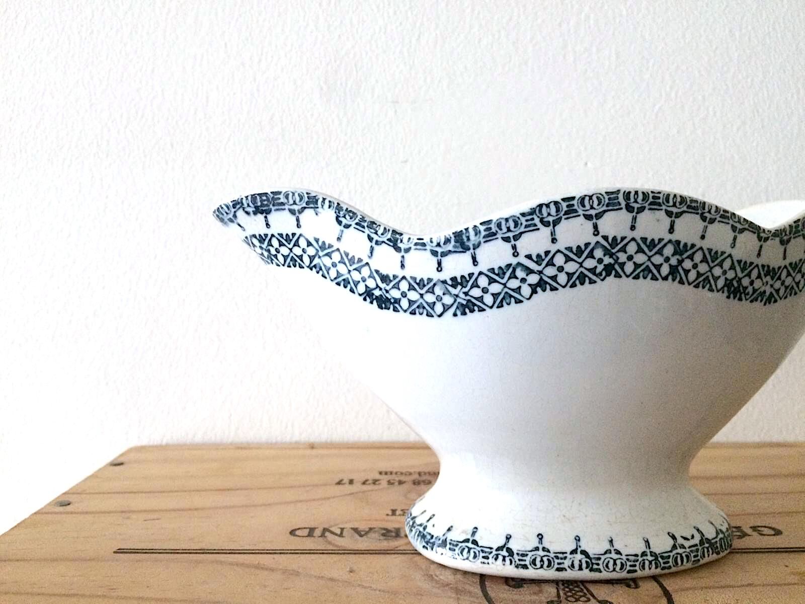 Gravy boat earthenware of Saint Amand iron earth