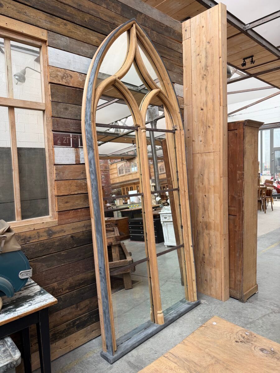 Miroir de style gothique fin XIXème
