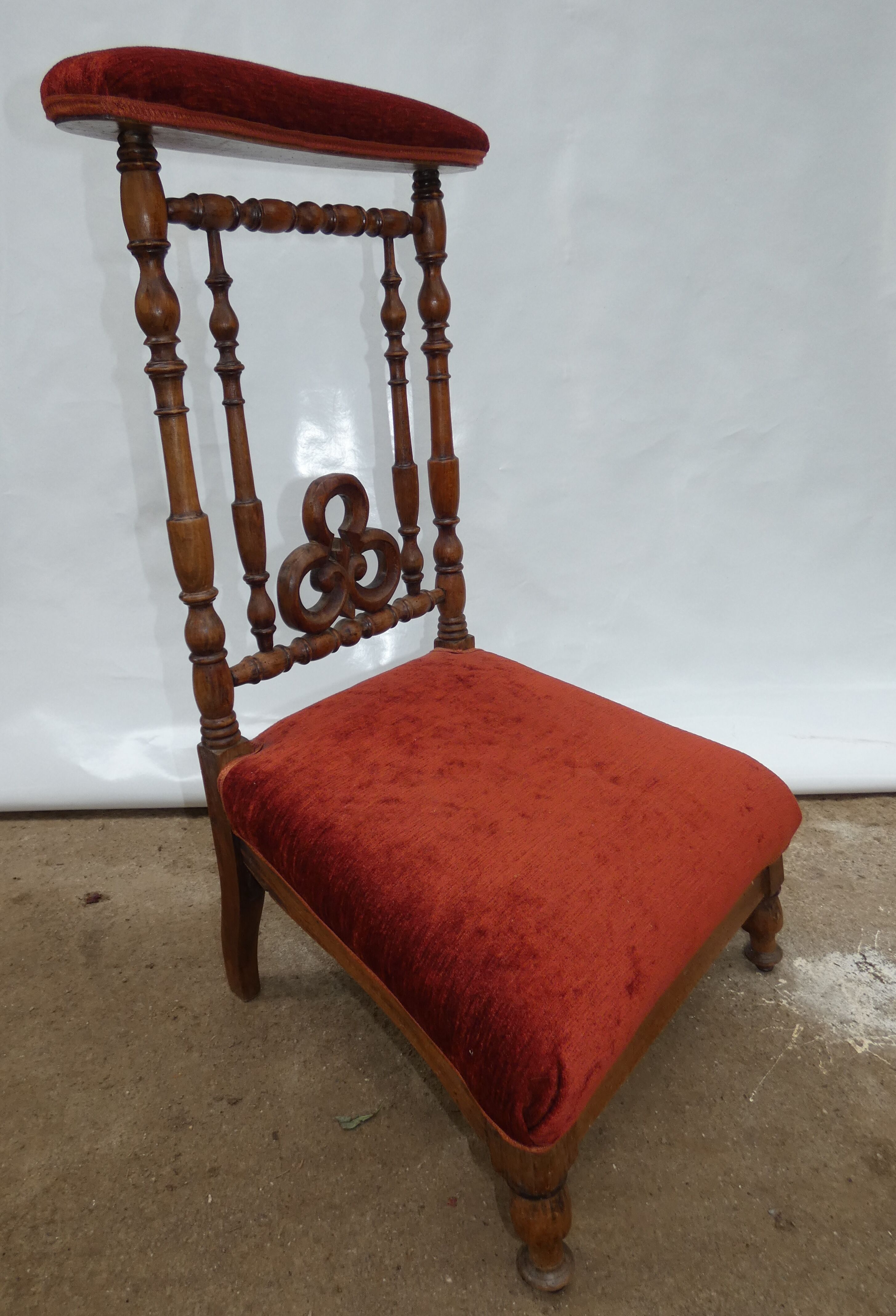 Pray-god wooden chair at assisi carpet in velvet 19th century