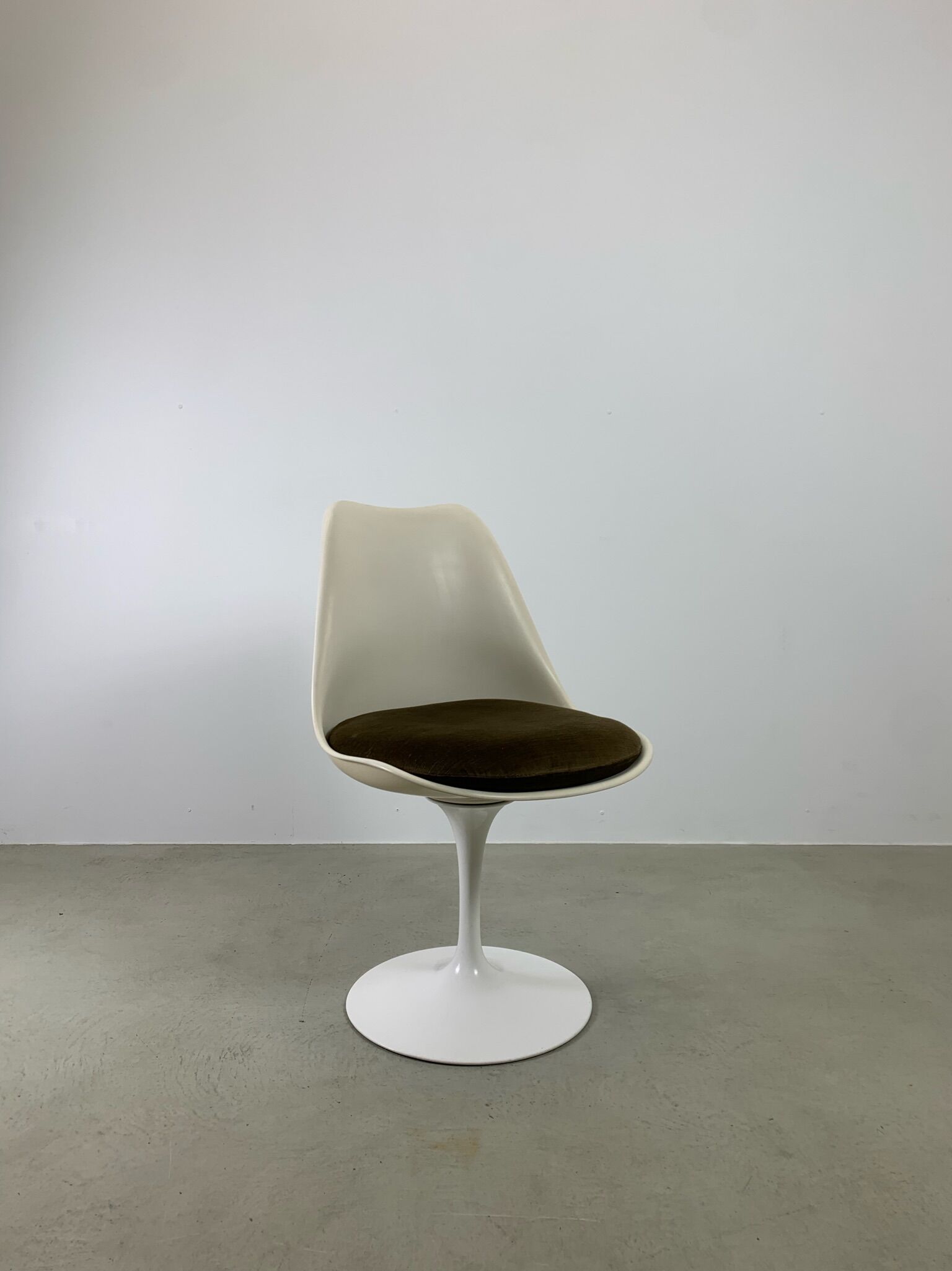 Eero Saarinen Tulip Dining Set with Swifel Chairs for Knoll International 1960s