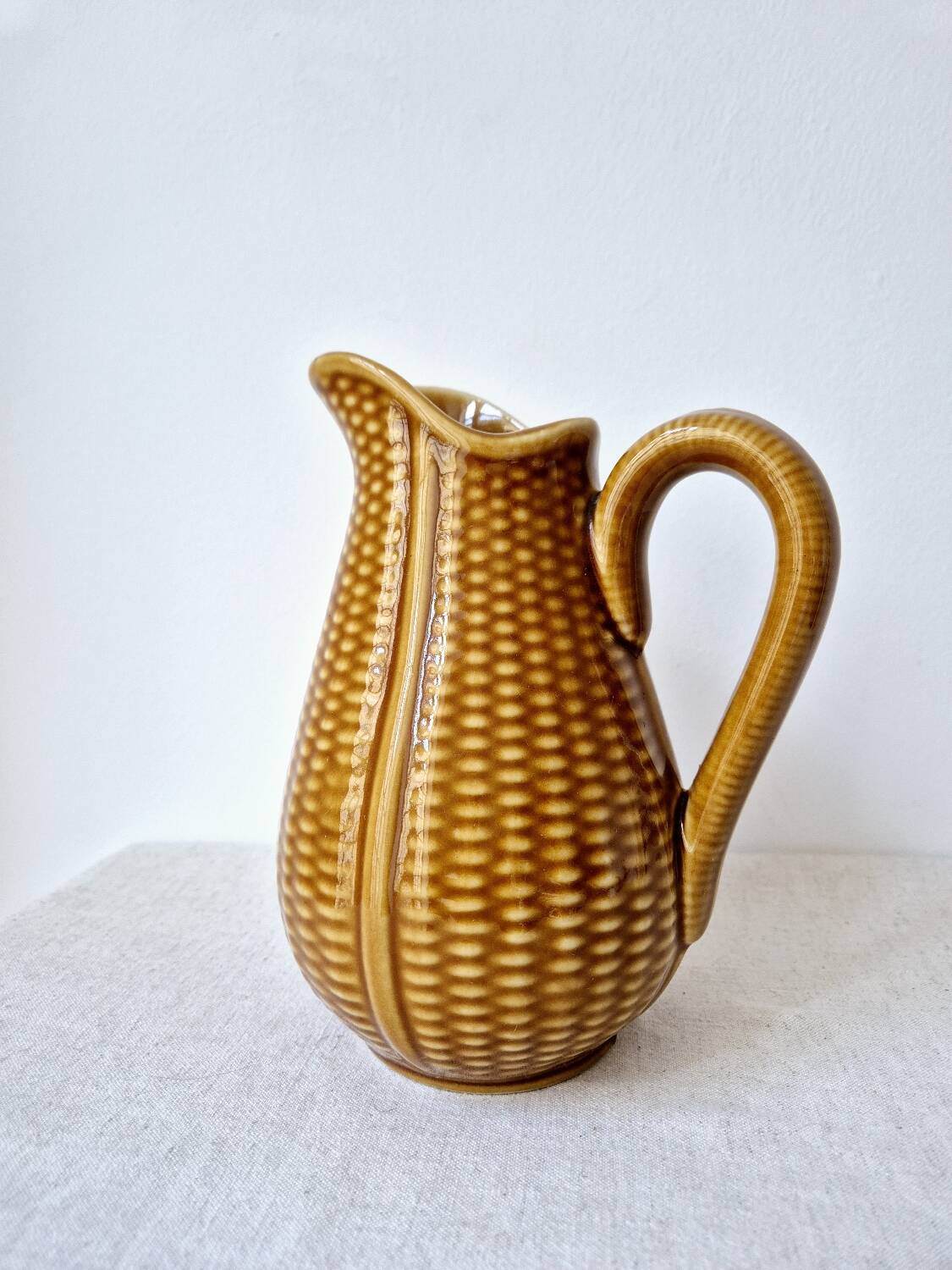 Ceramic "corn grain" pitcher in slip - Vintage