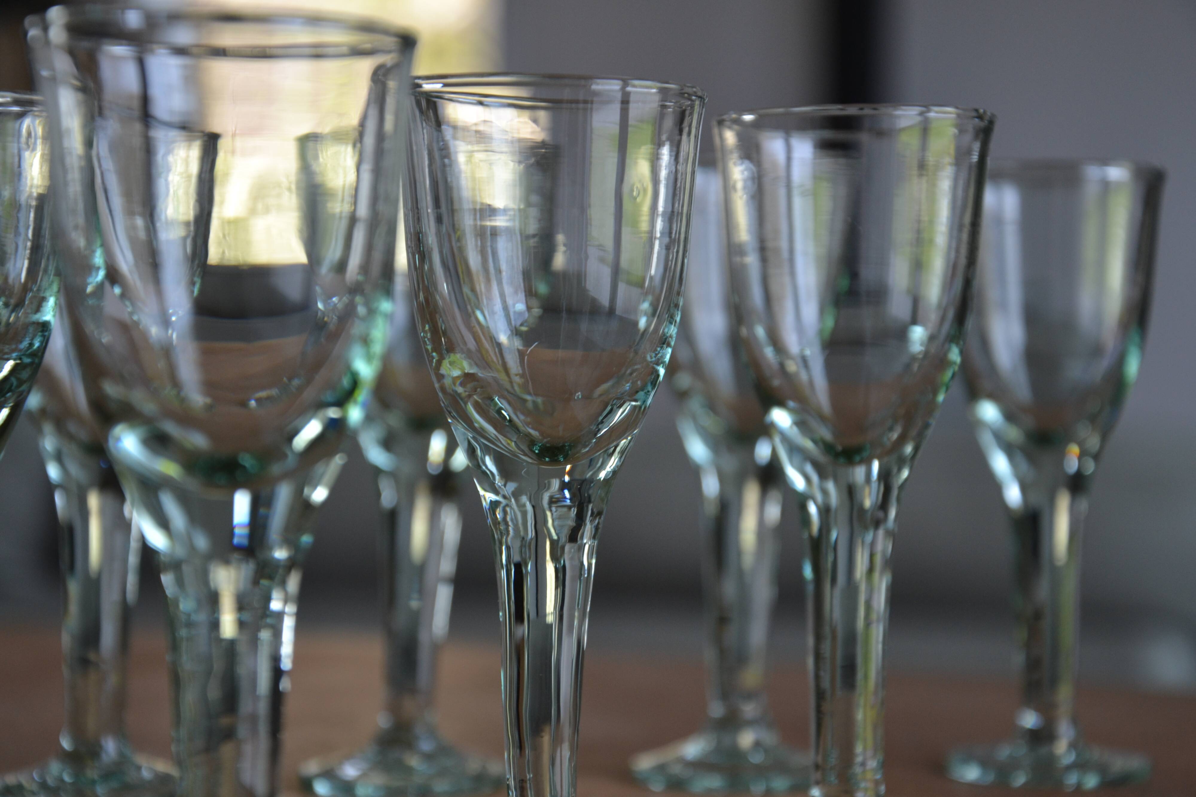 9 small stemmed sparkling glasses H 13 cm
