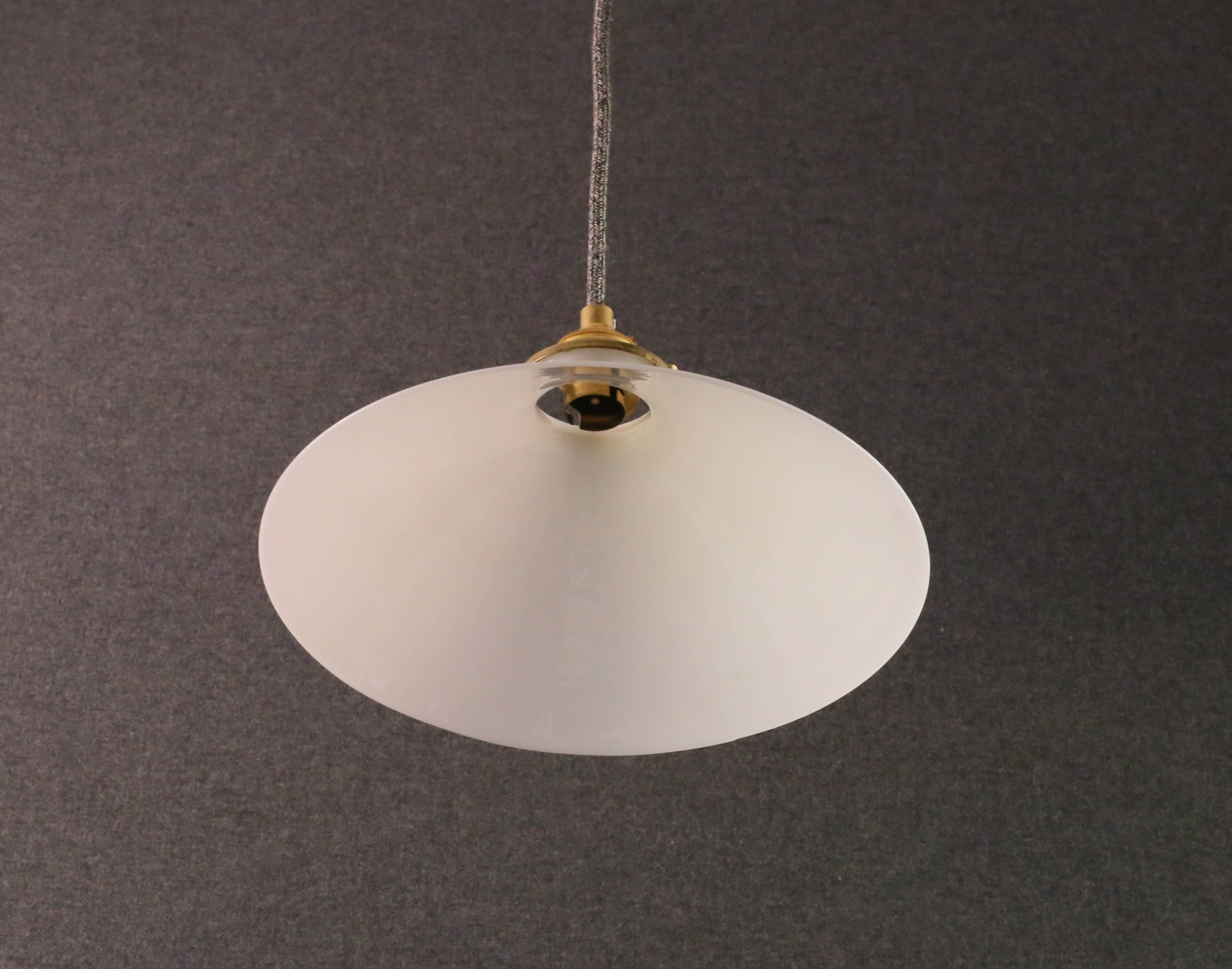 Suspension in high white opaline - delivered with a new cable and socket