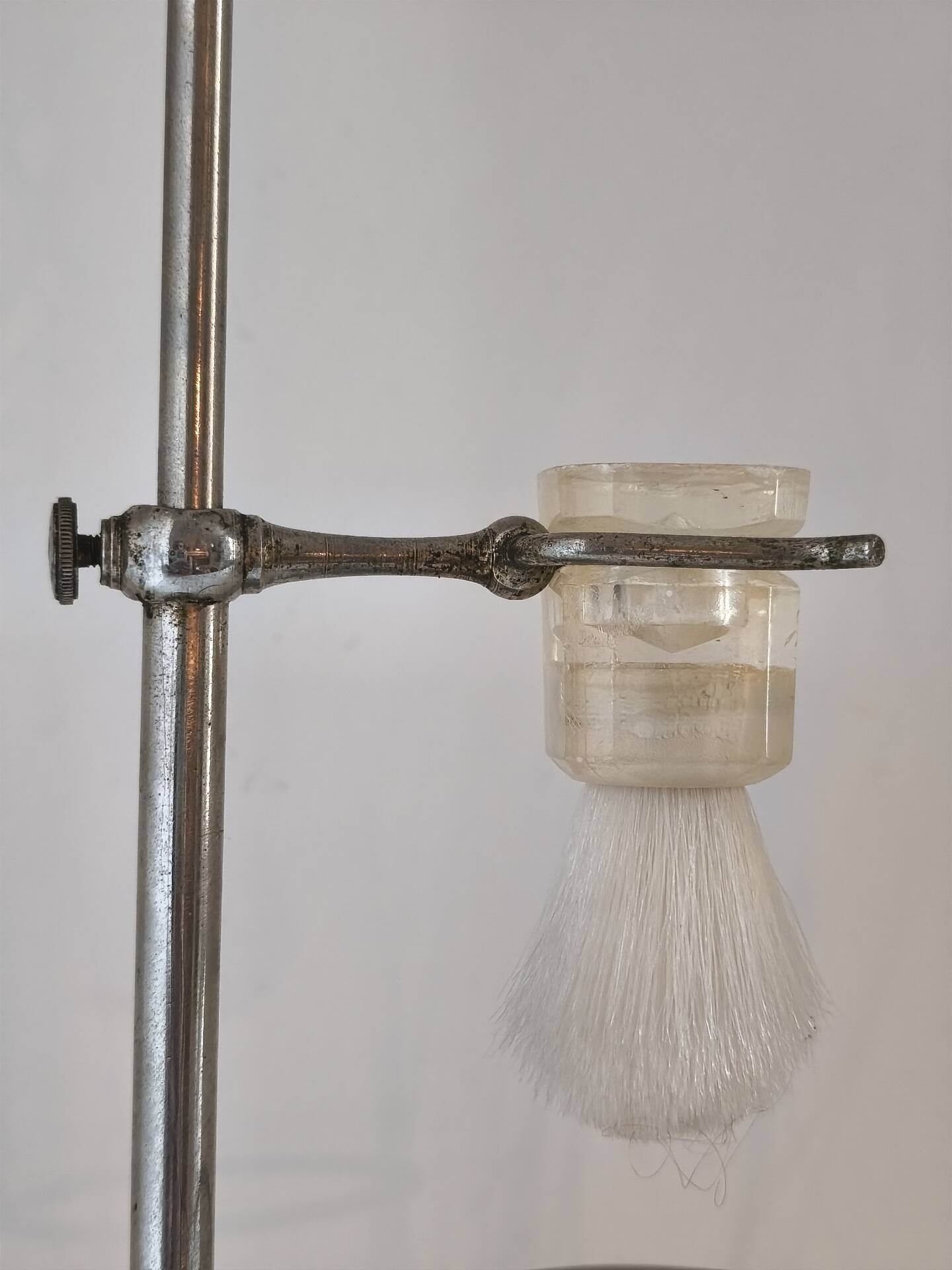 Freestanding shaving mirror with supports