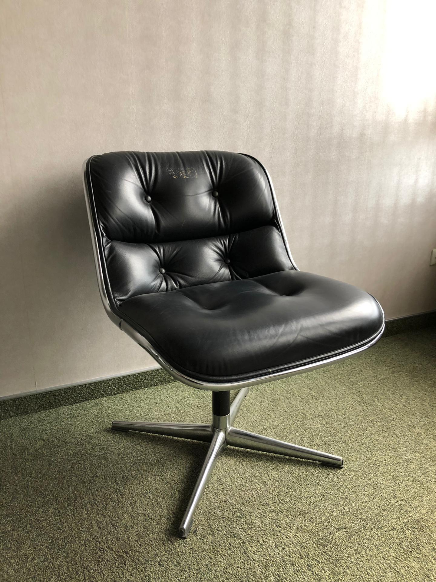 Designer Charles Pollock's Executive Chairs for Knoll