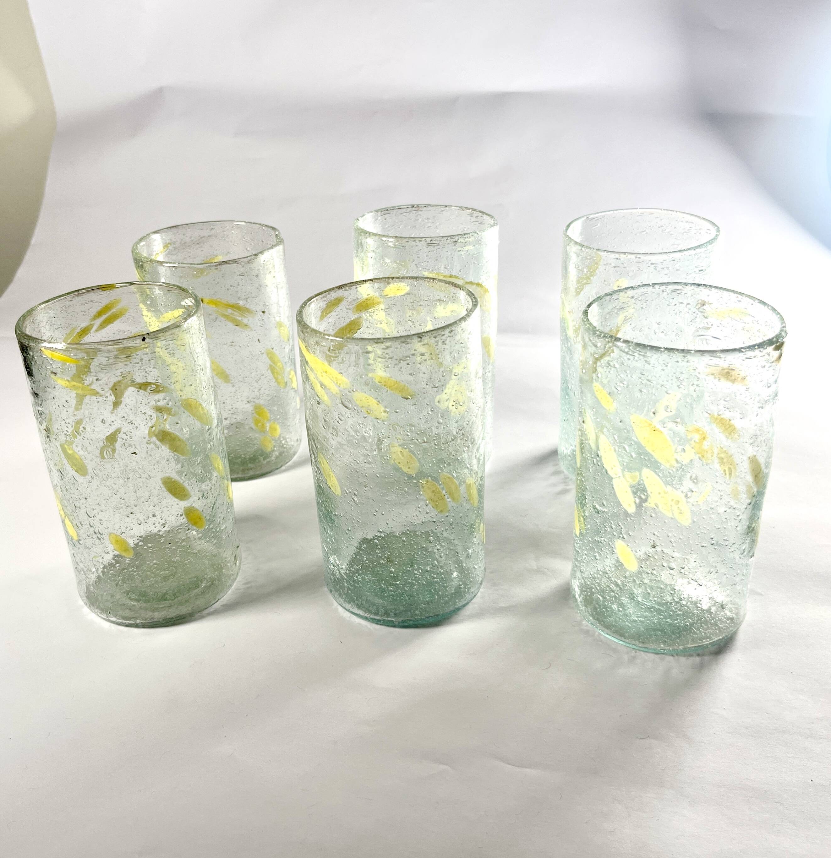 Verres à eau mouchetés