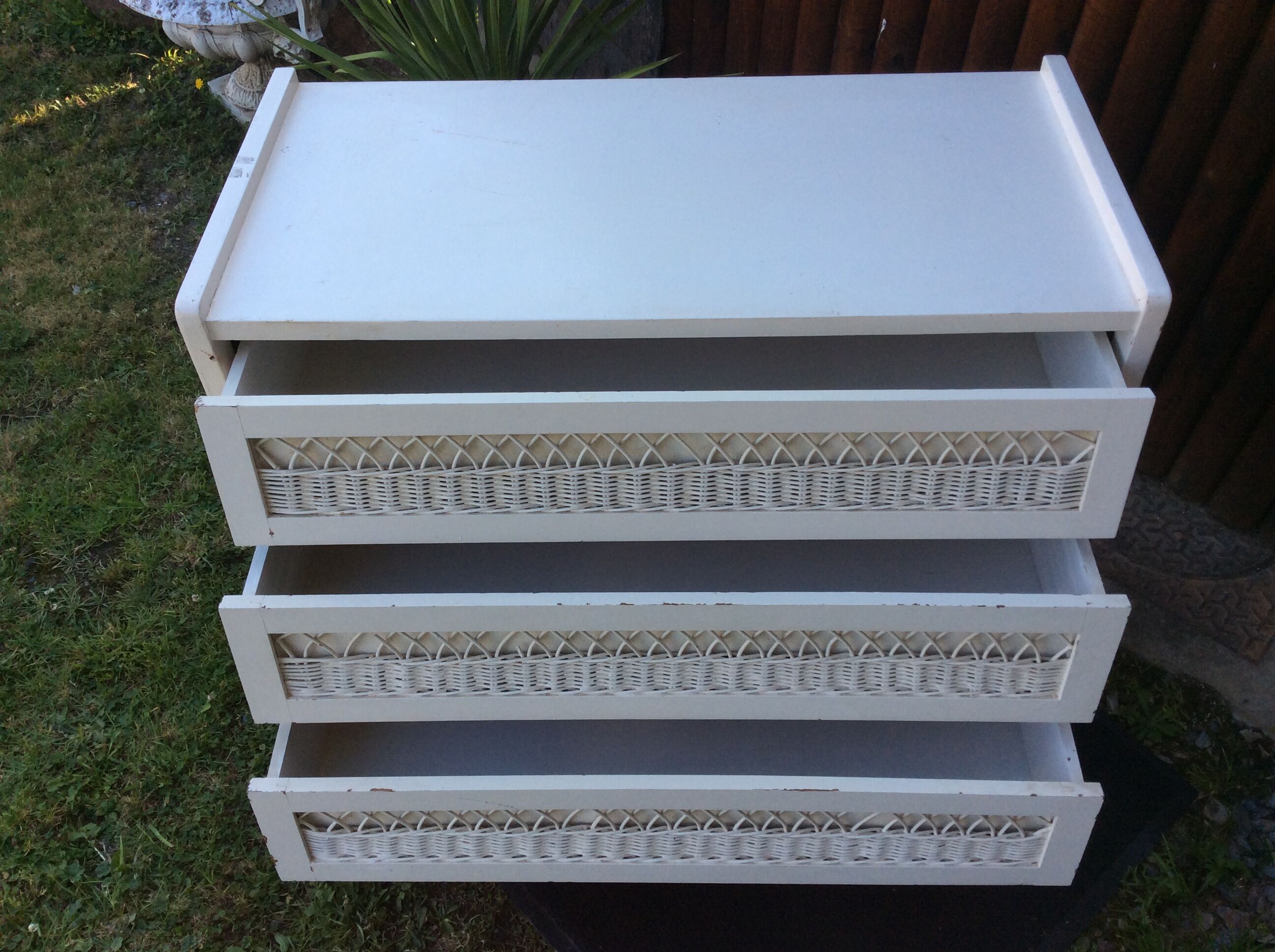 Commode vintage pieds compas tiroirs en rotin laquée blanc.
