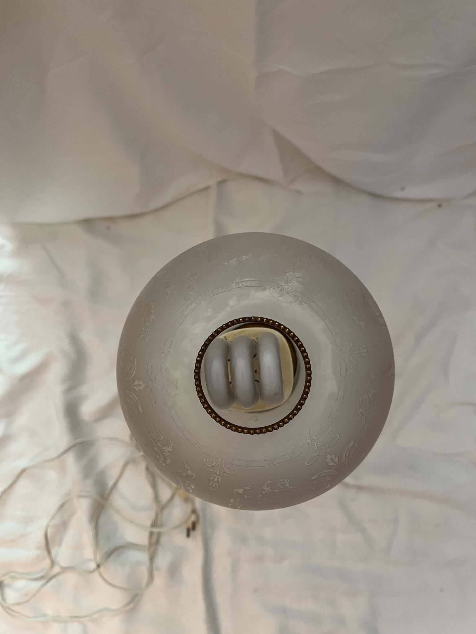 Oil lamp in celadon and bronze with its original glass globe, 19th century.