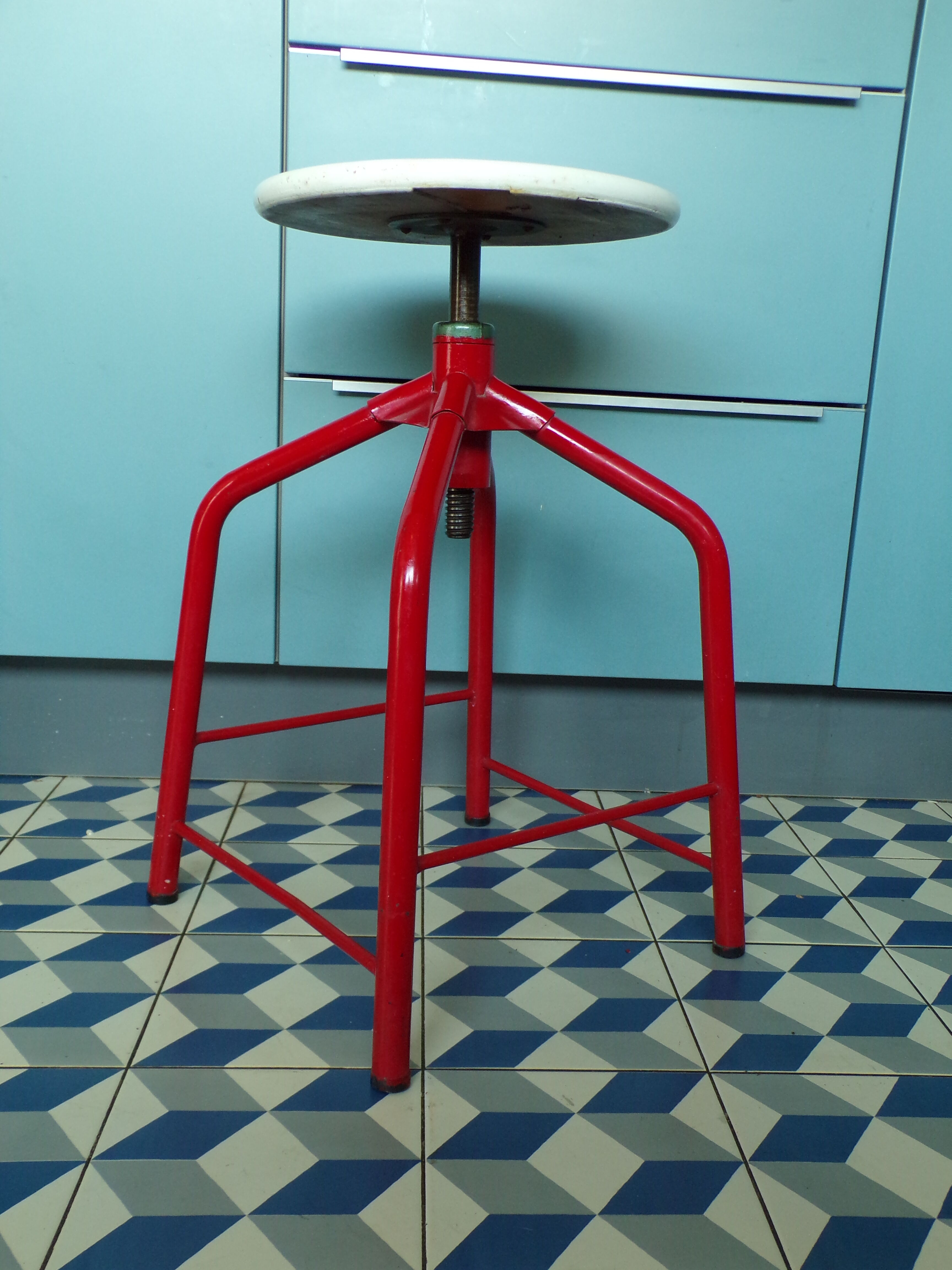 Screw workshop stool
