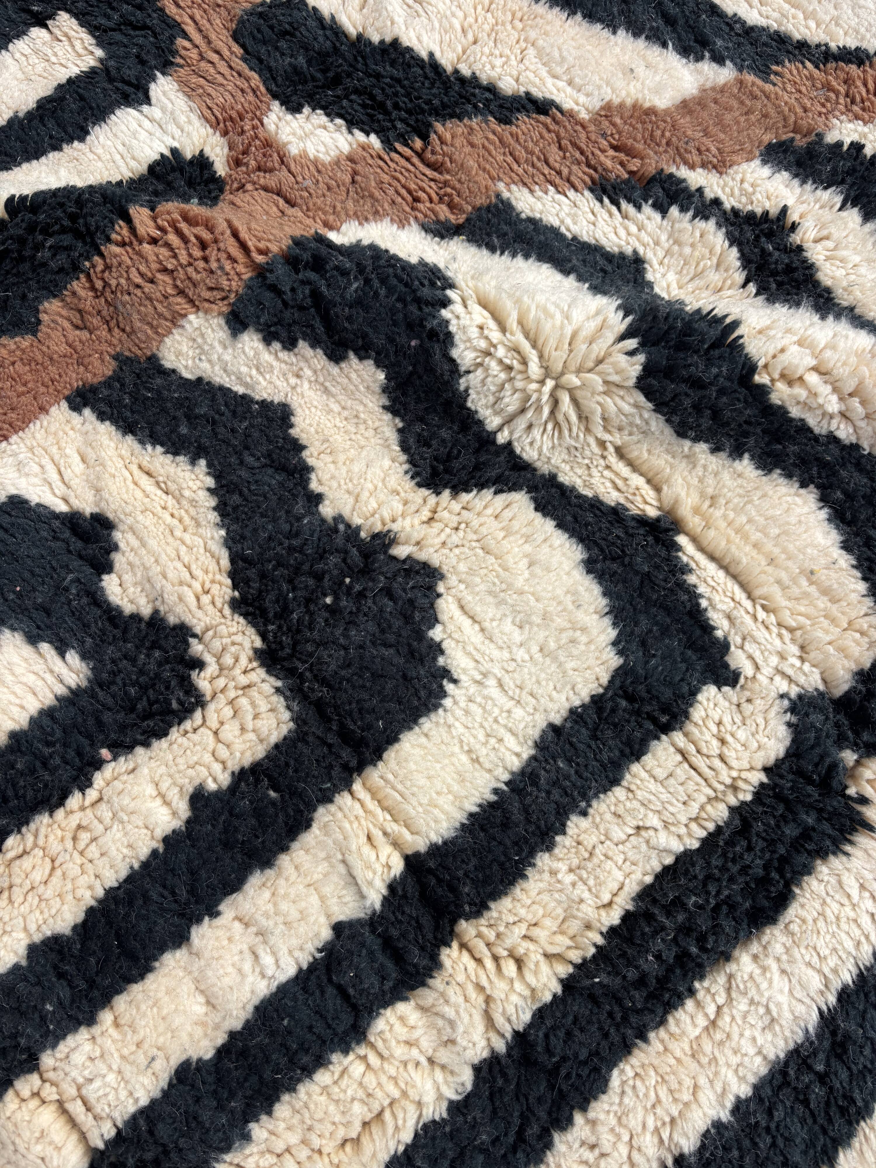 Beni M'rirt Moroccan Rug 200x300 cm – Large Black & Ecru Berber Rug