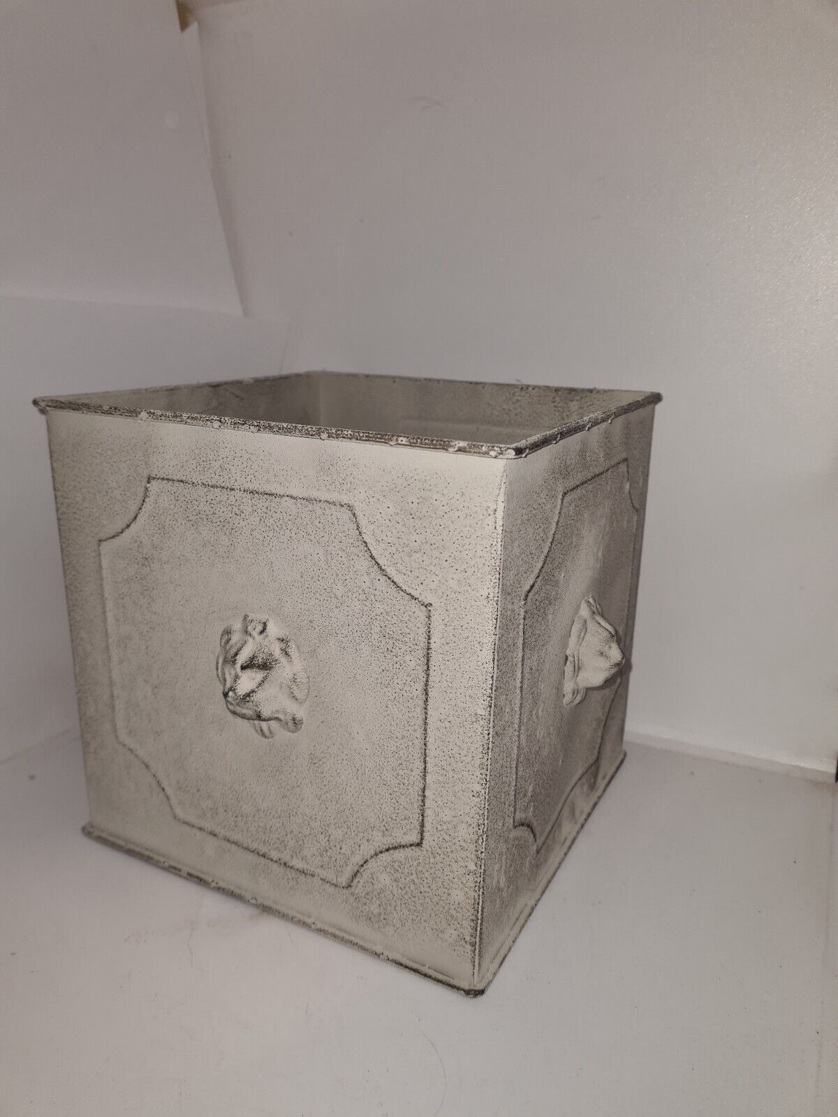 Square planter with patinated iron lion heads