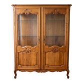 Vitrine classique en merisier style Louis XV