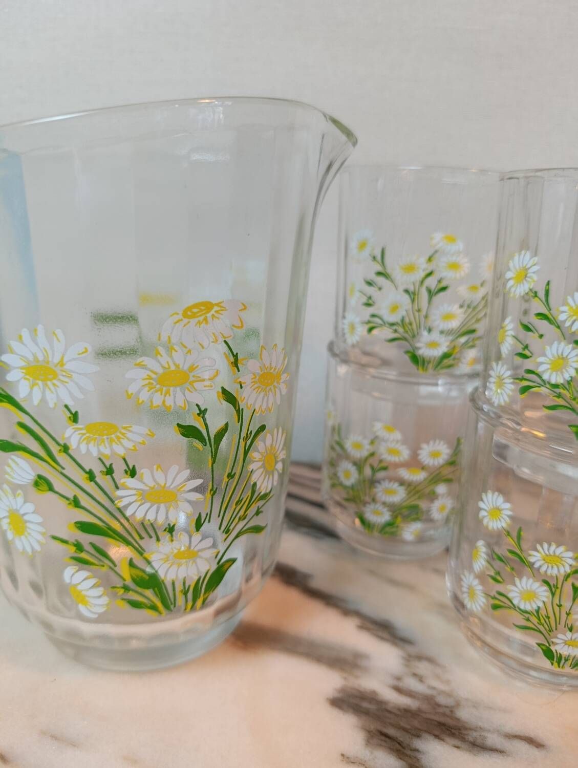 Orangeade service with a jug and six glasses featuring a daisy pattern.