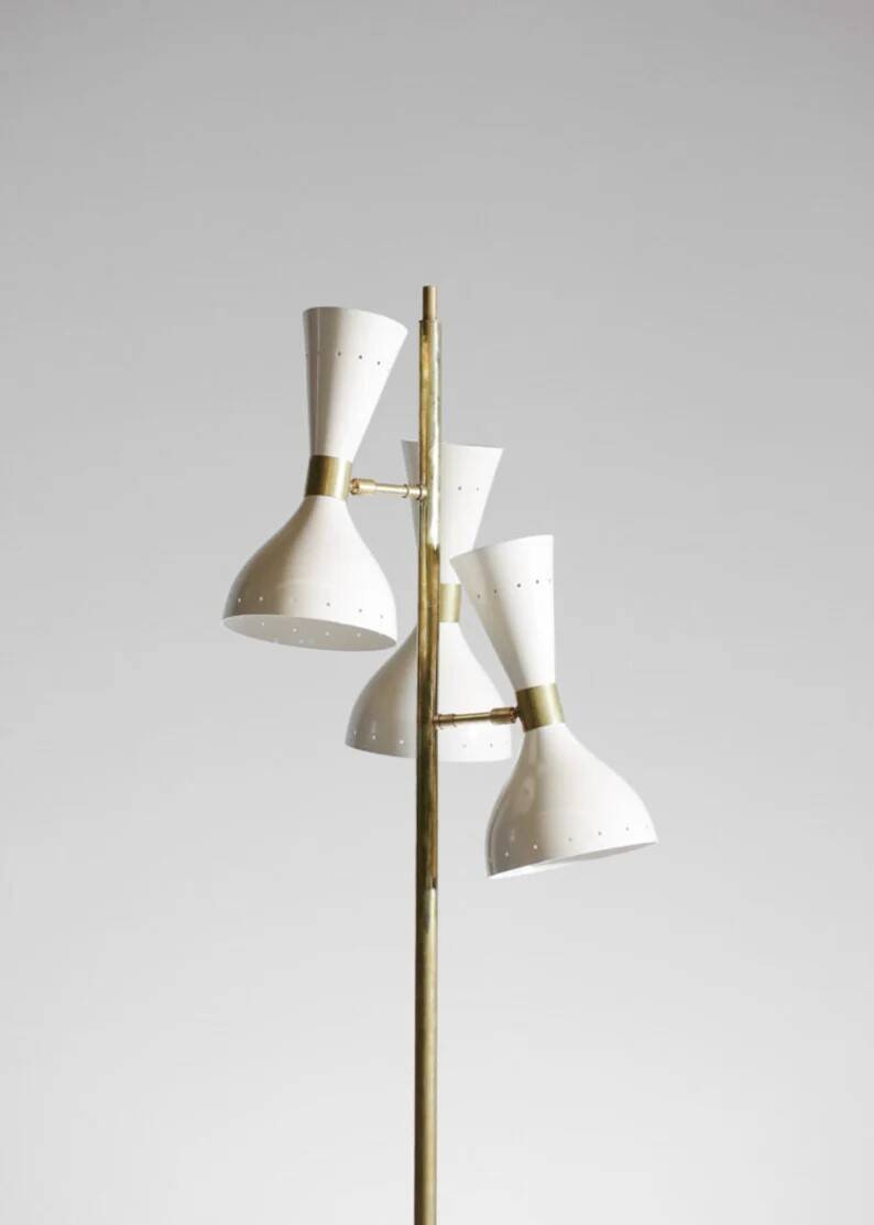 Lampadaire en laiton de style italien du milieu du siècle avec base et abat-jour en forme de cône - MCM fait à la main