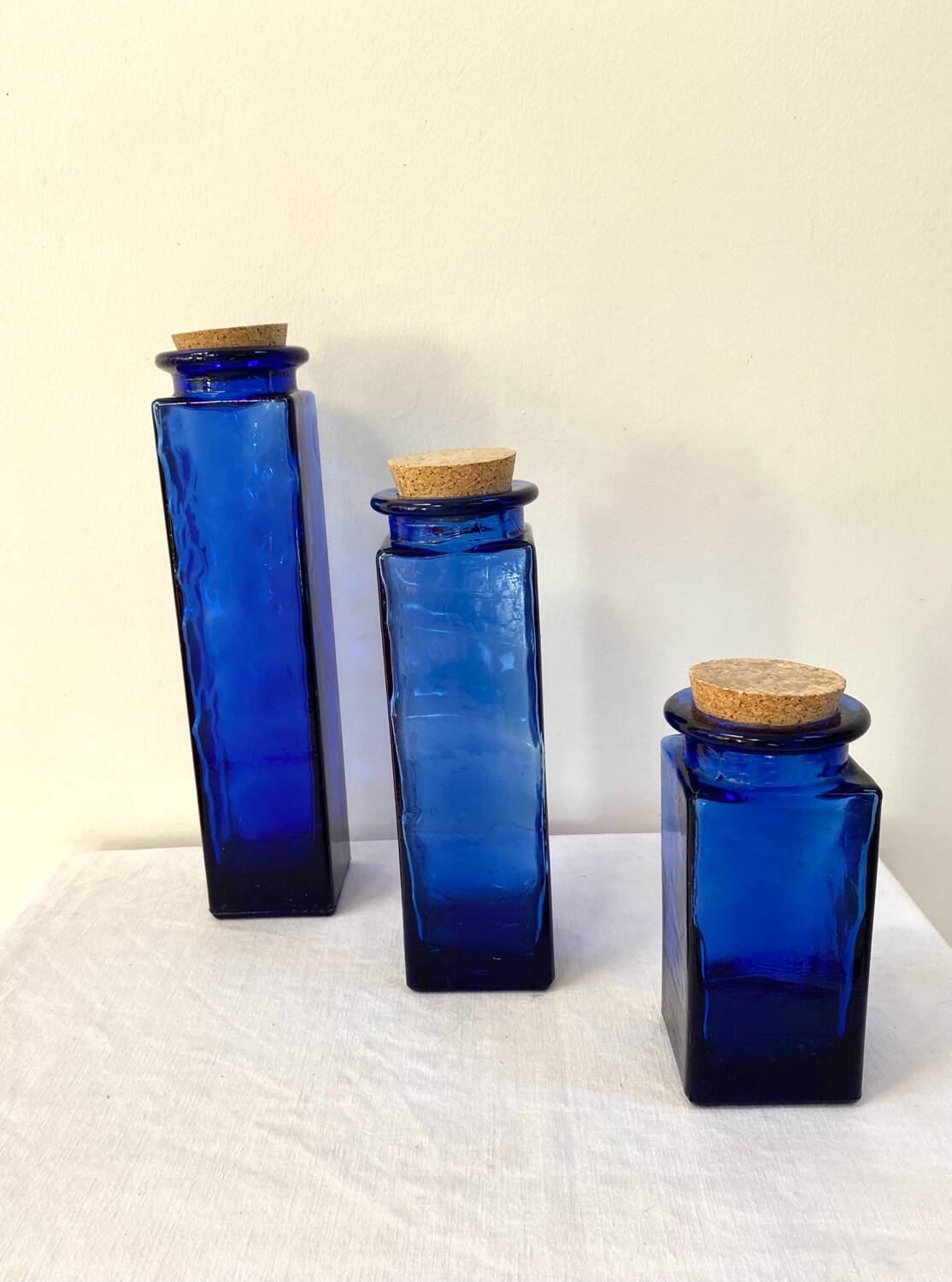 Trio de bocaux en verre bleu cobalt