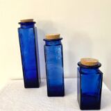 Trio de bocaux en verre bleu cobalt