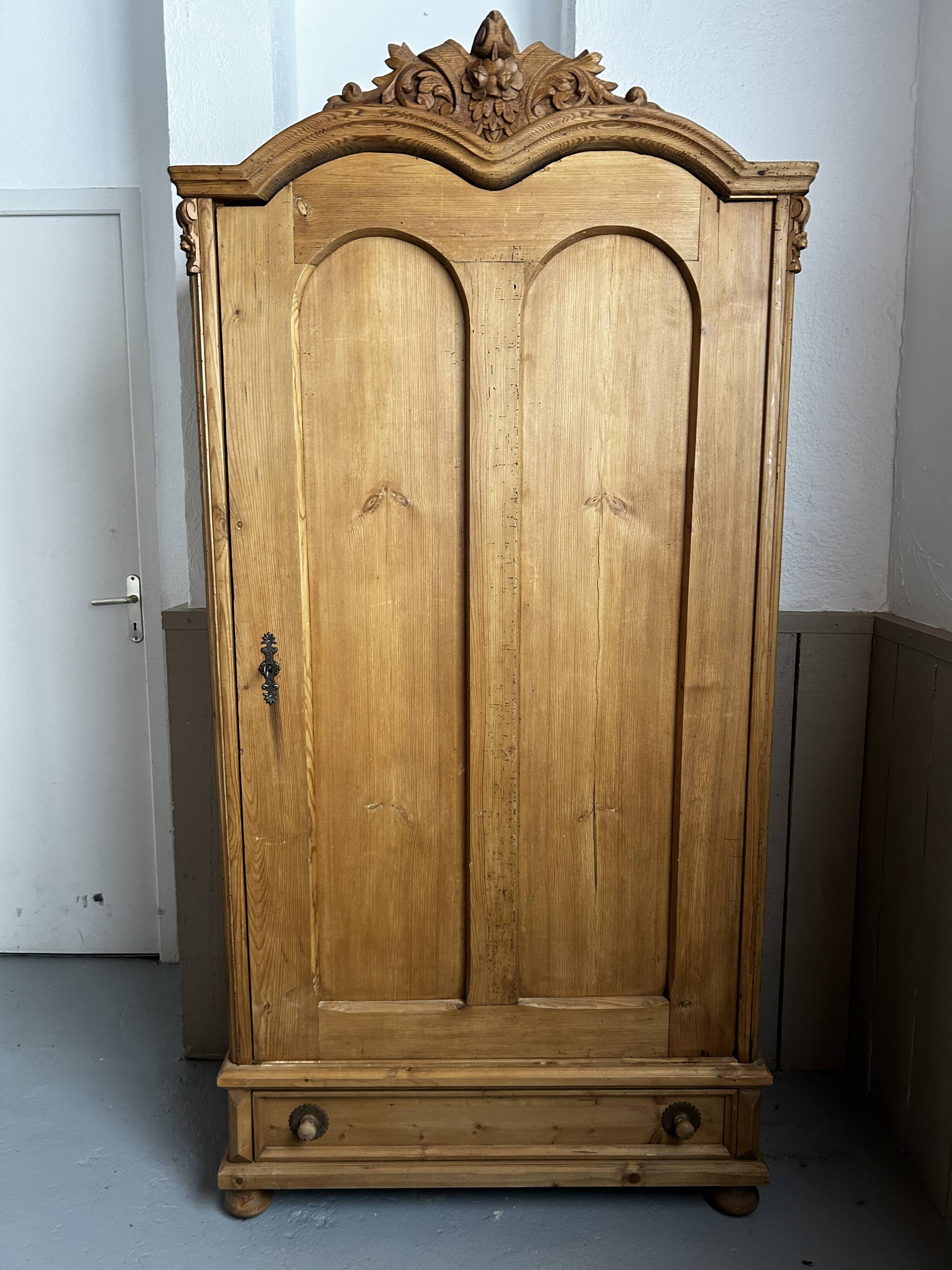 Large country pine bonnetière with carved details.