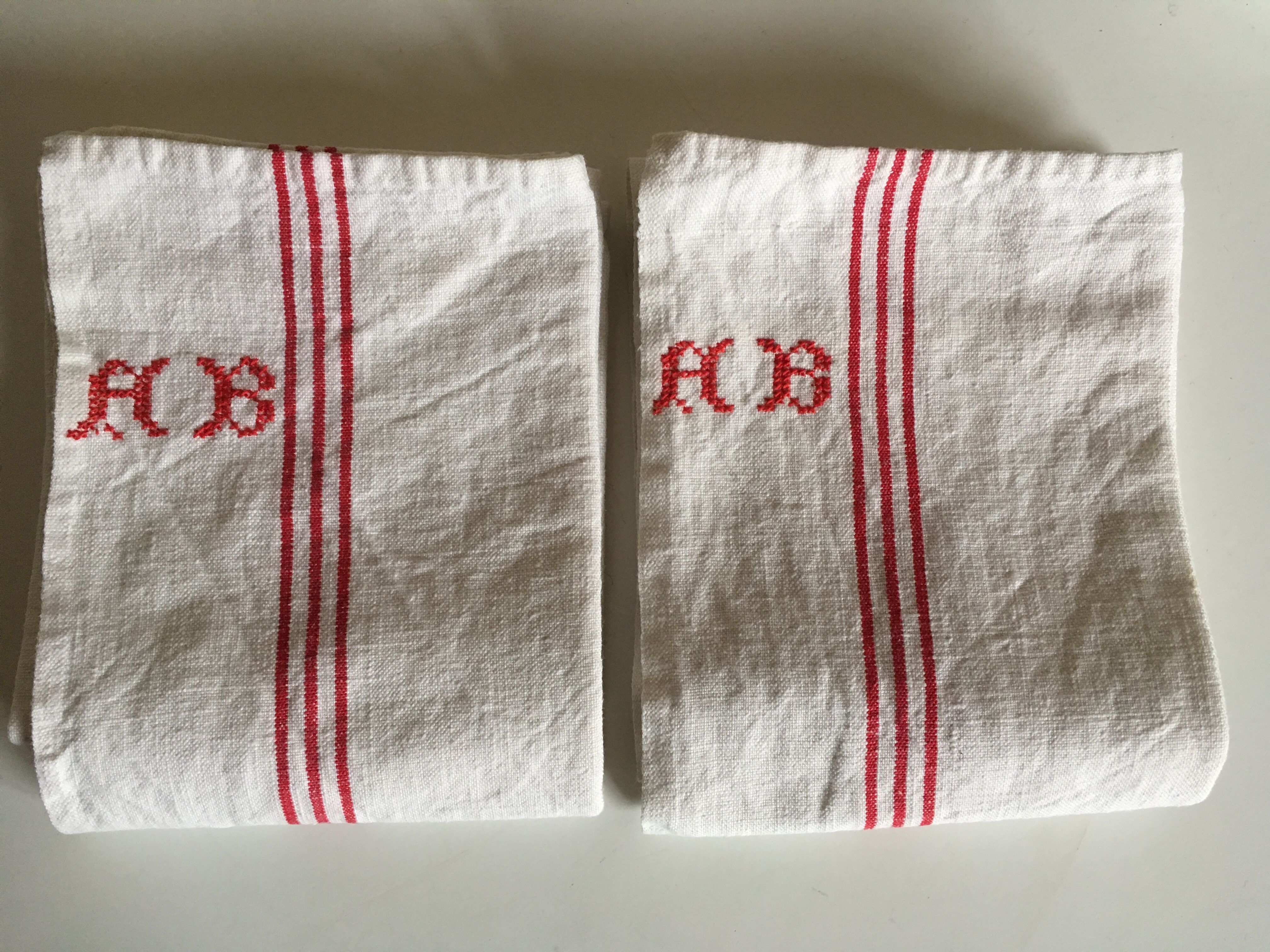 Paire de torchons en lin réserve de trousseau monogramme AB