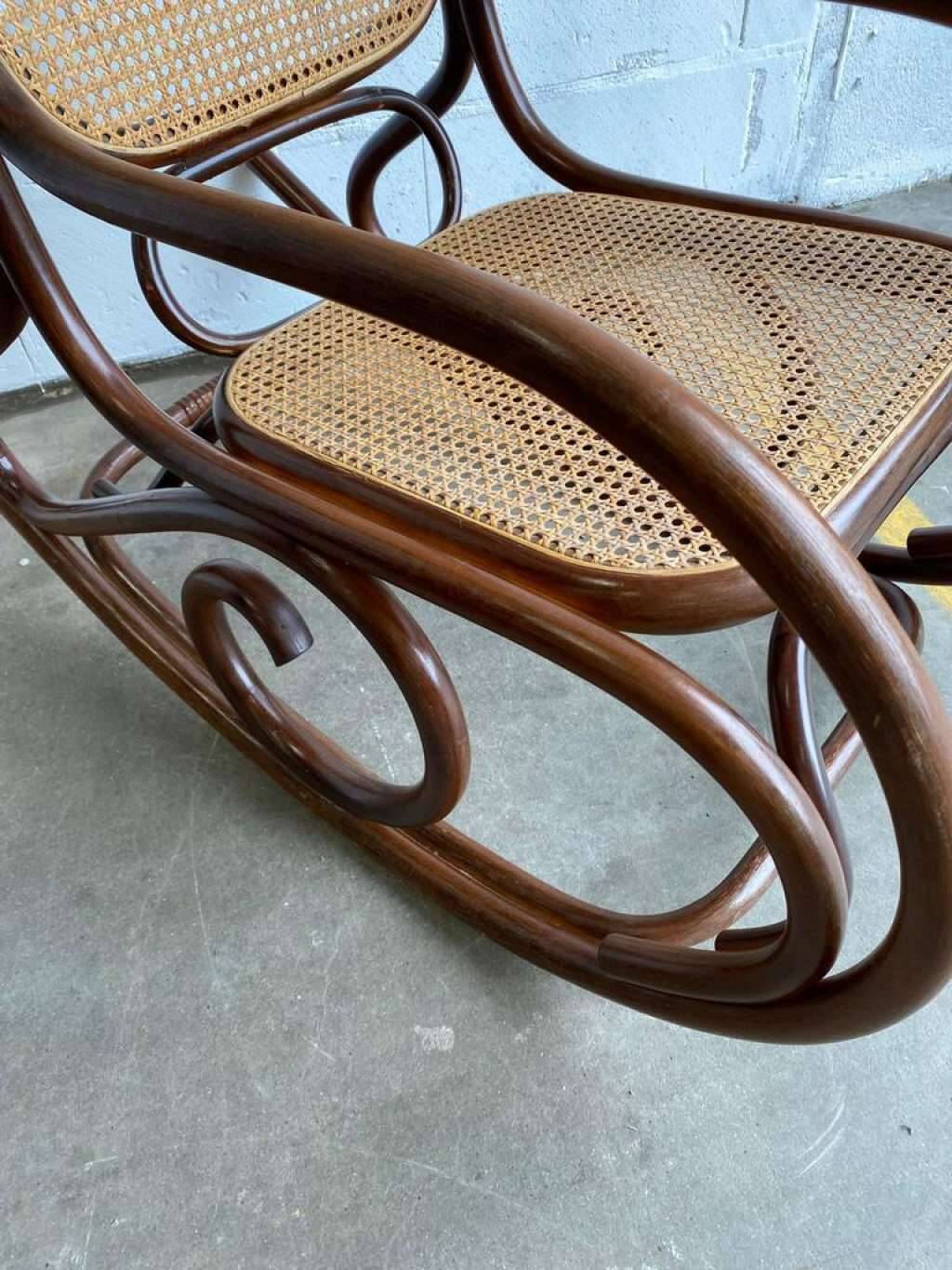 Fauteuil à bascule vintage en rotin