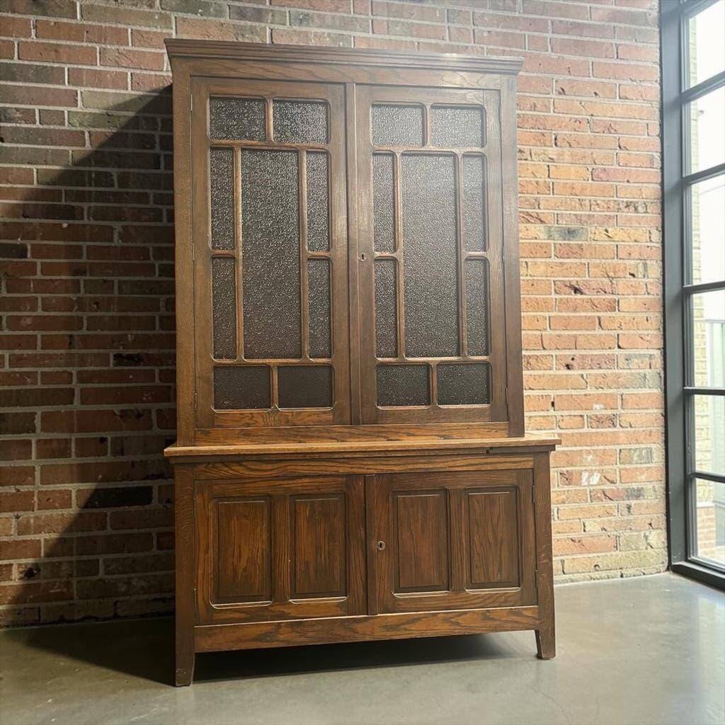 XL vintage display cabinet in wood, very tall, with embossed glass.