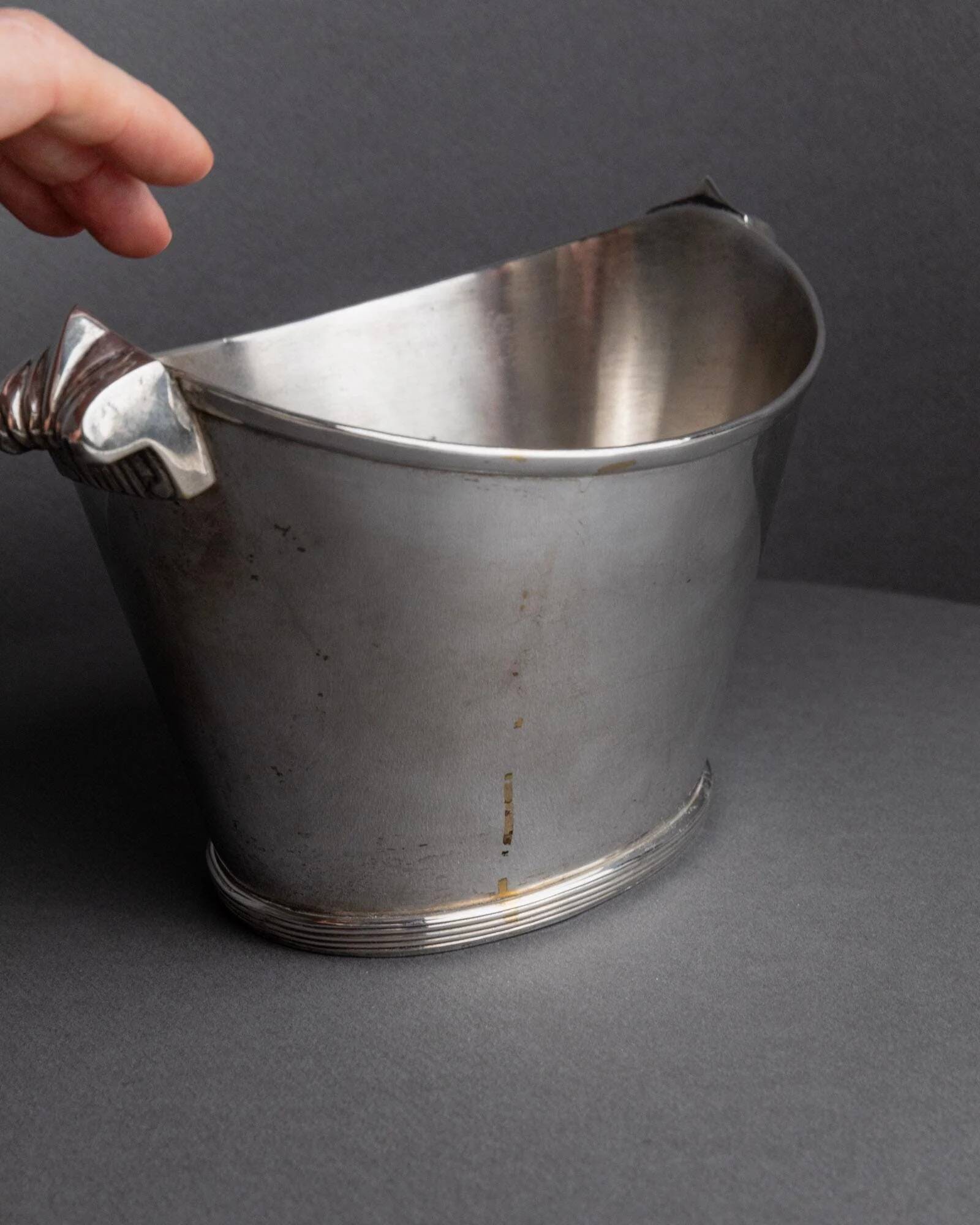 Seau à champagne vintage des années 1940 en métal argenté, forme classique pour vin ou boissons, décoration de bar rétro, style intemporel, idée cadeau élégante