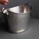 Seau à champagne vintage des années 1940 en métal argenté, forme classique pour vin ou boissons, décoration de bar rétro, style intemporel, idée cadeau élégante