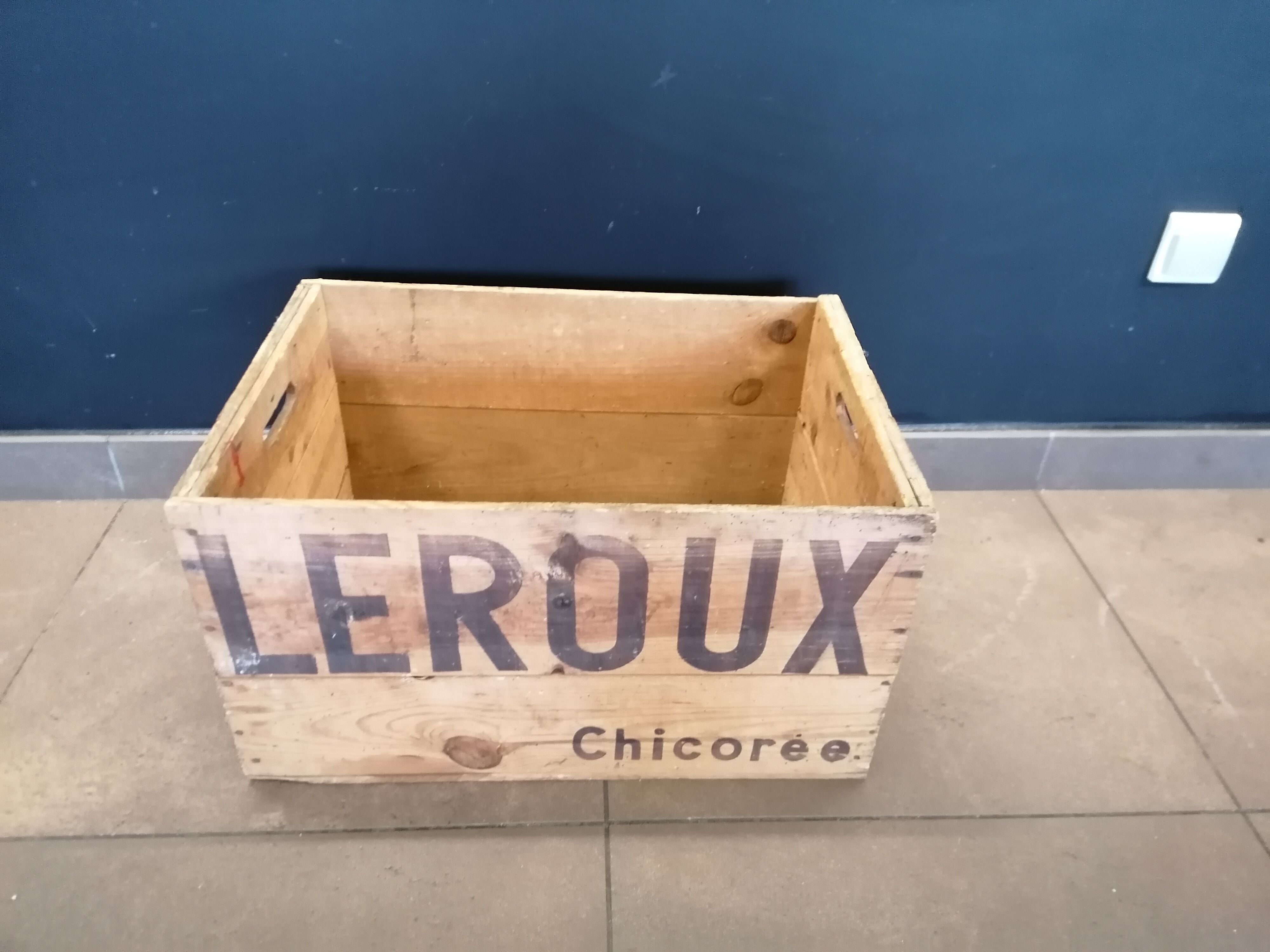 Large old wooden crate Chicorée Leroux