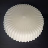 Plafonnier en verre blanc mat nervuré