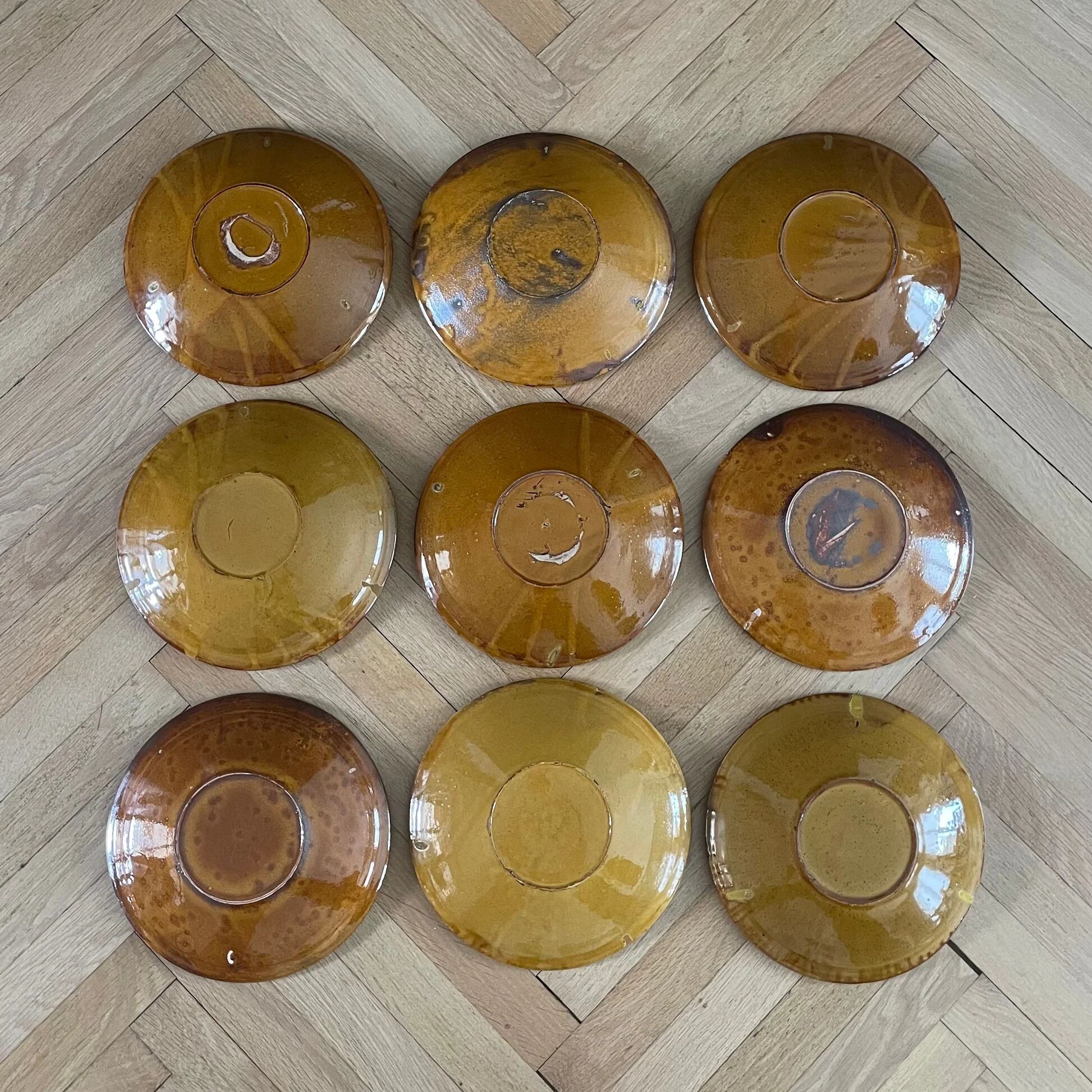 Set of 9 mustard earthenware plates.