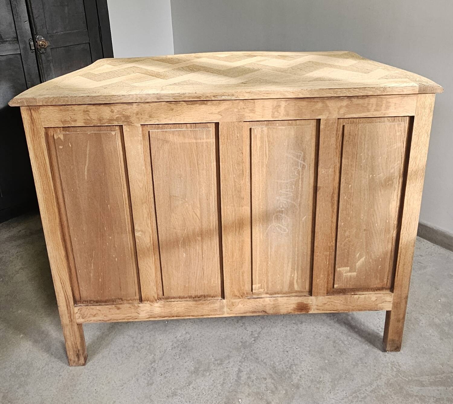 Louis XV style curved chest of drawers with 4 drawers in raw solid oak