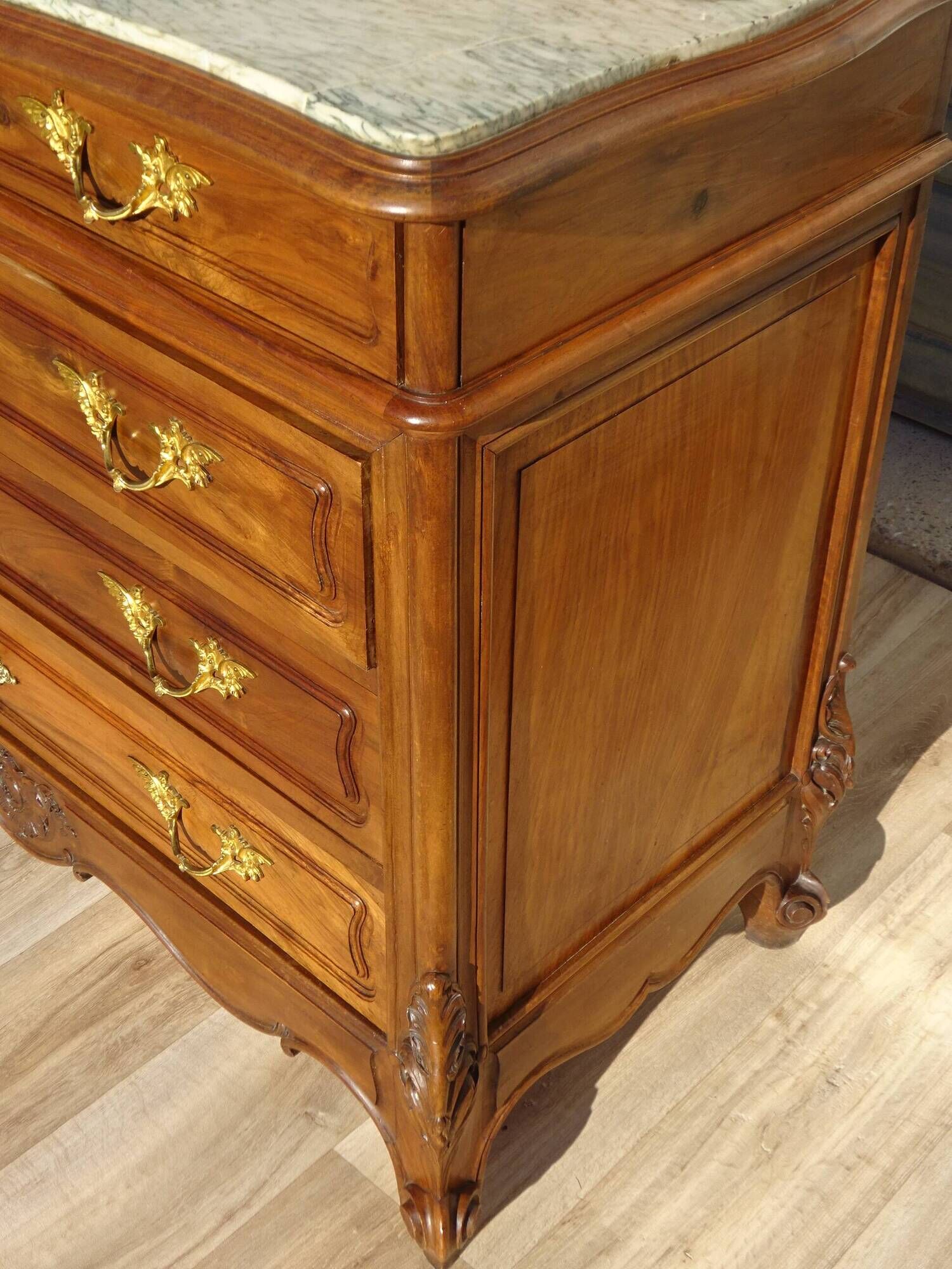 Commode en noyer Louis XV avec miroir