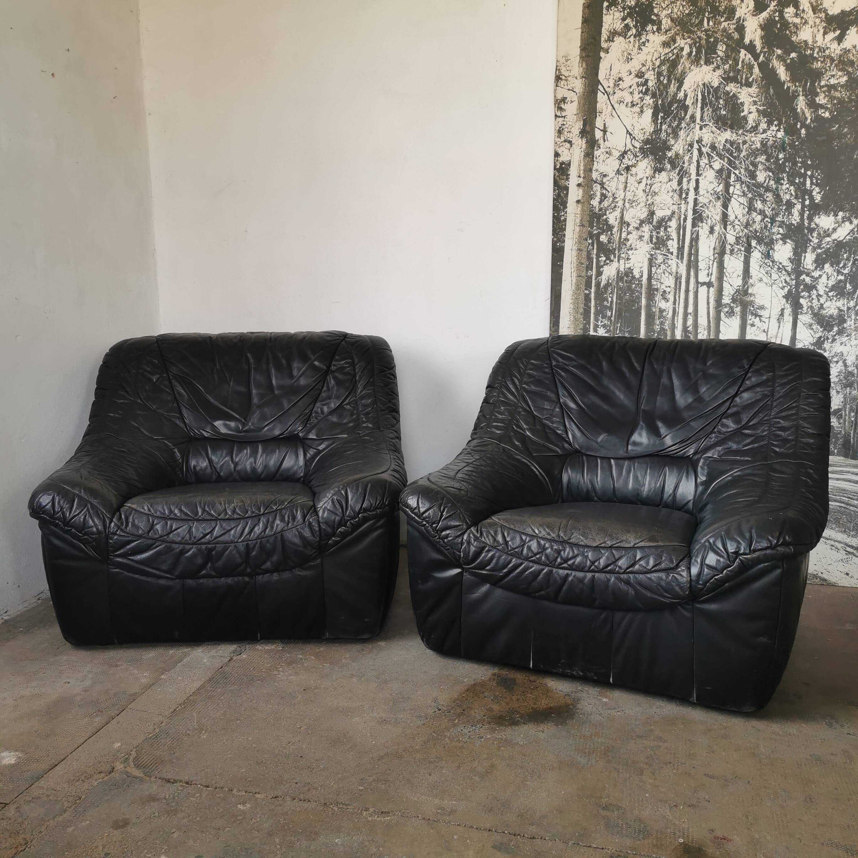 Pair of black leather armchairs from the 80s