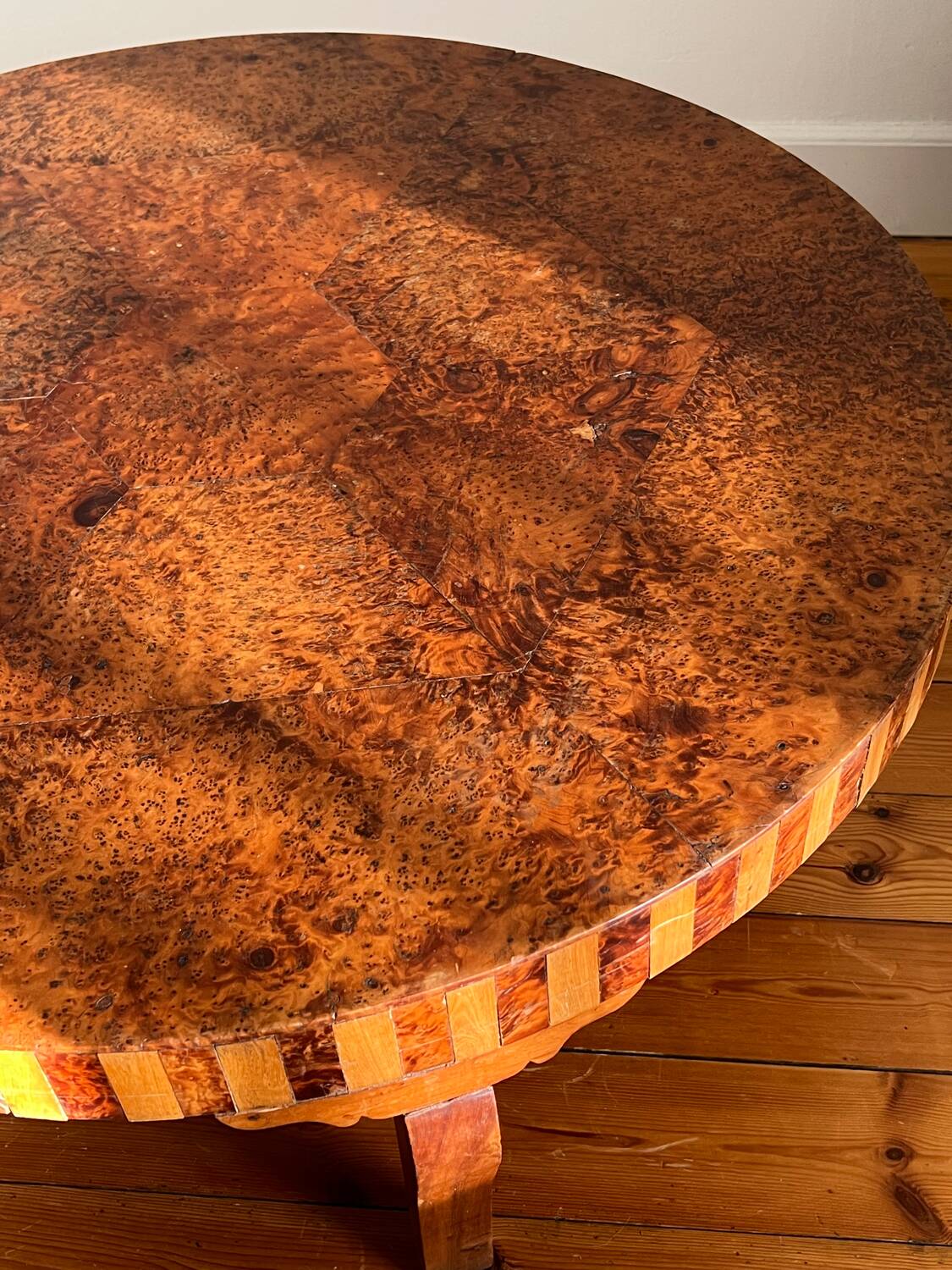 Round coffee table in Elm Burl, Art Deco decorative work - Year 1941
