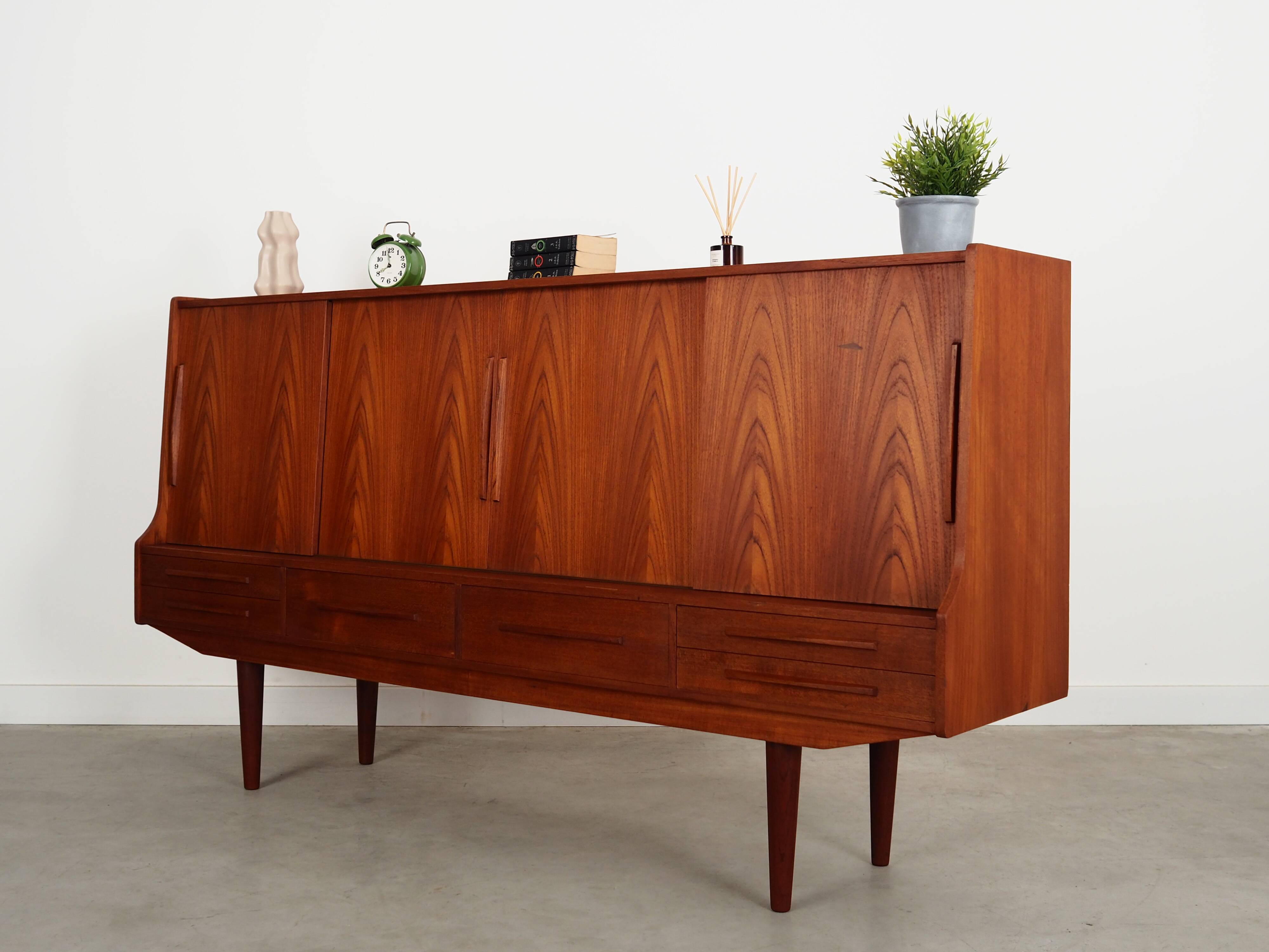 Buffet haut en teck, design danois, années 1960, production : Danemark