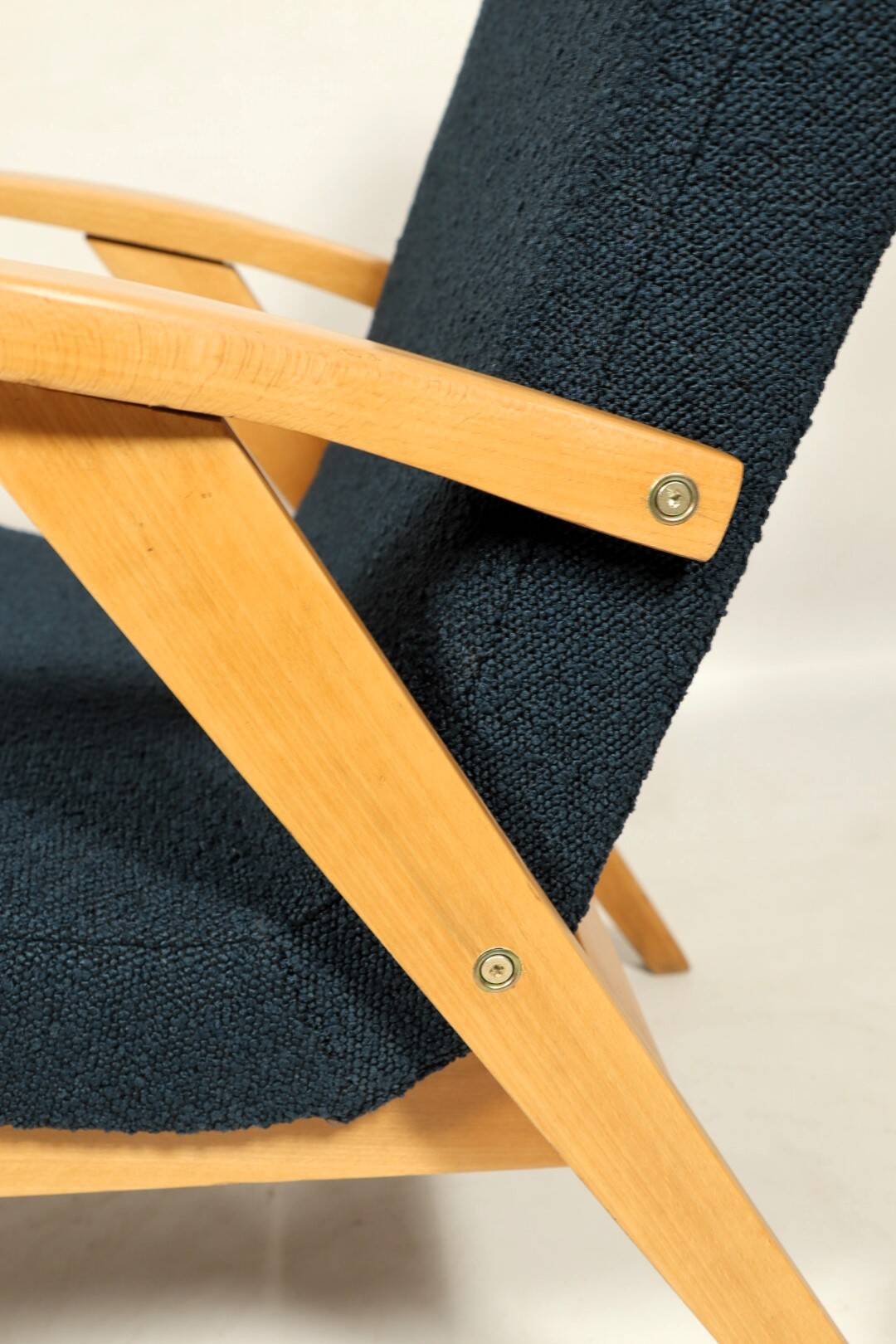 Fauteuil vintage Couleur Bleu Marine Bois Clair Design Midcentury