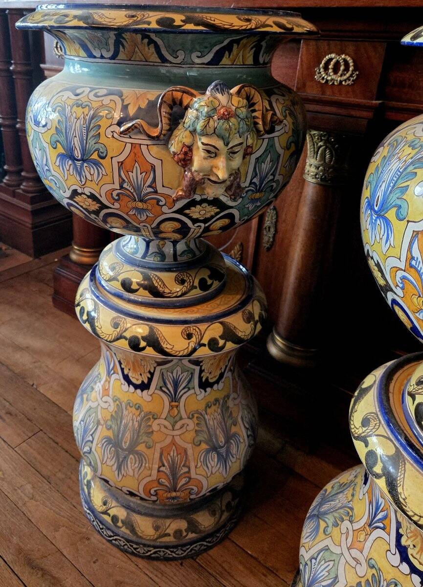 Nevers Montagnon: pair of columns with their basins decorated in the antique style.