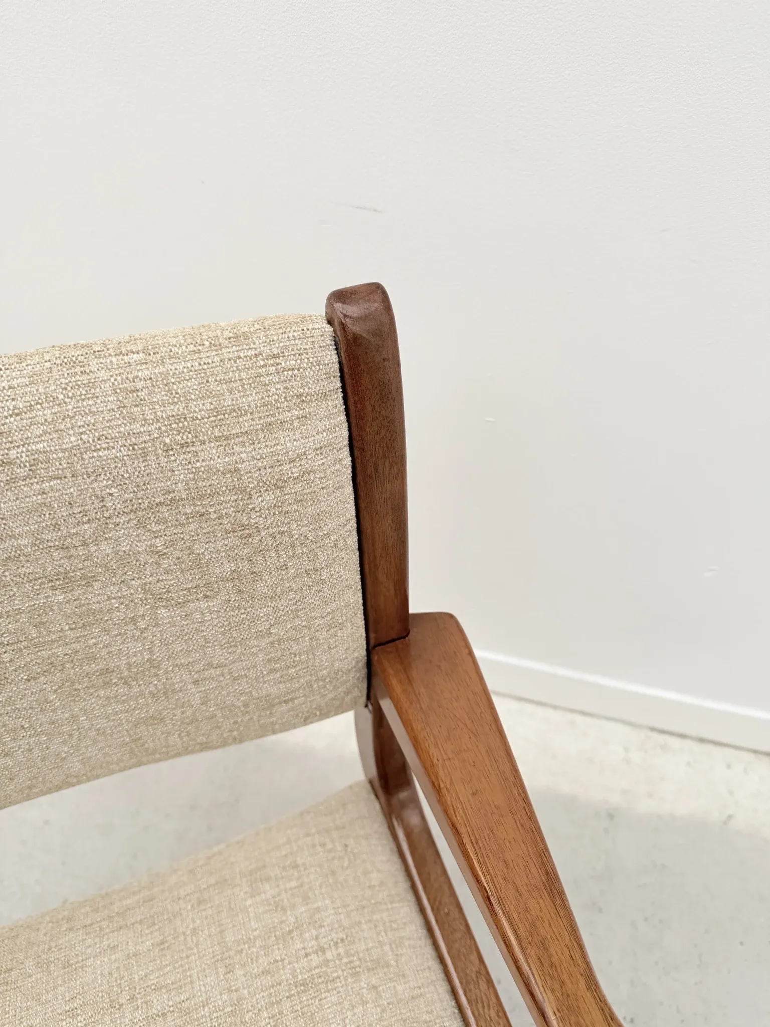 Chaise avec accoudoirs en teck et tissu, 1950