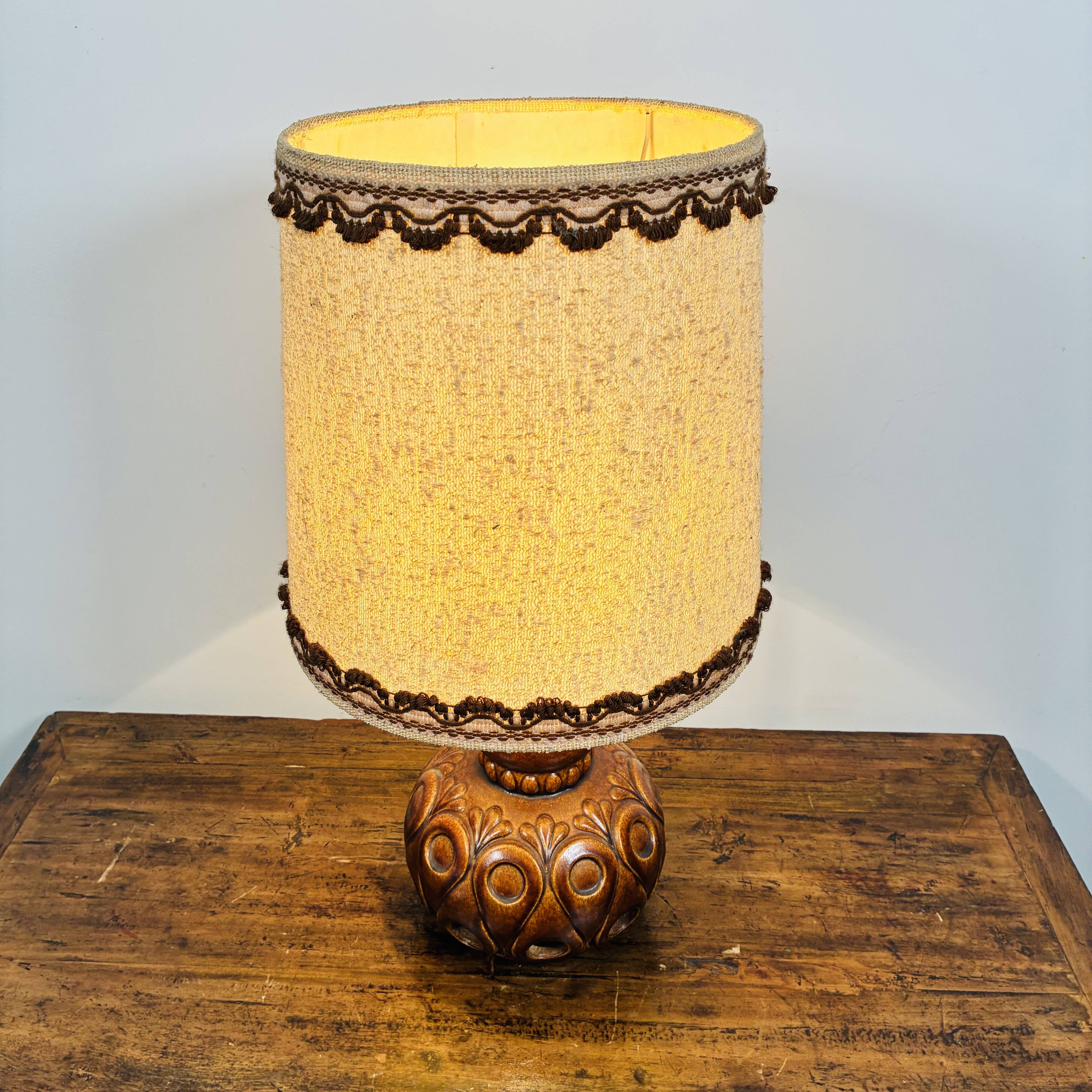 Vintage 70s table lamp – Sculpted ceramic with original shade