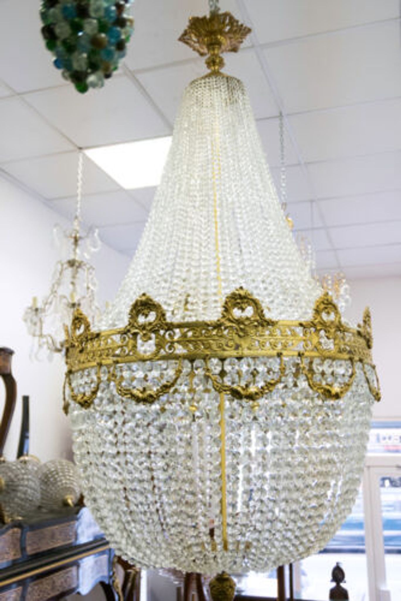 Lustre à pampilles, de forme montgolfiére