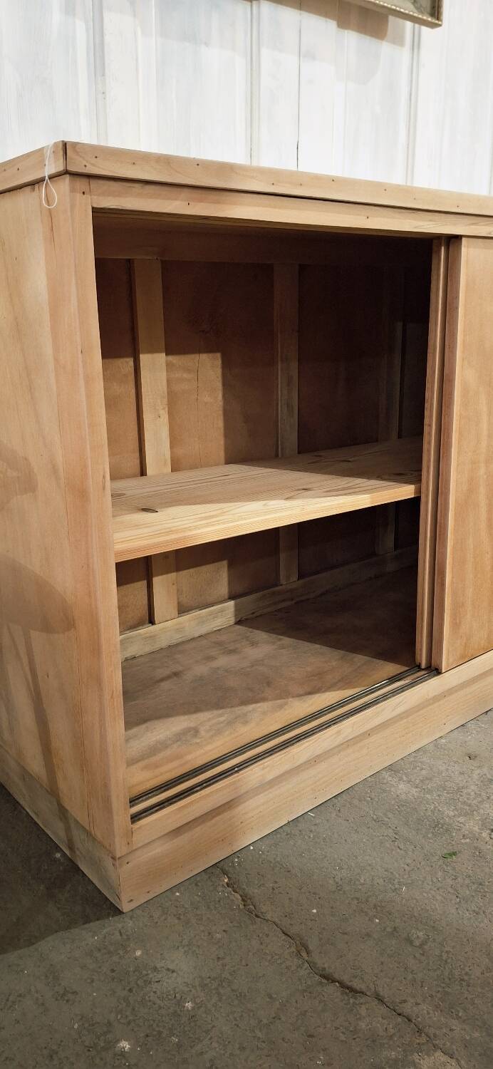 Meuble de métier à portes coulissantes