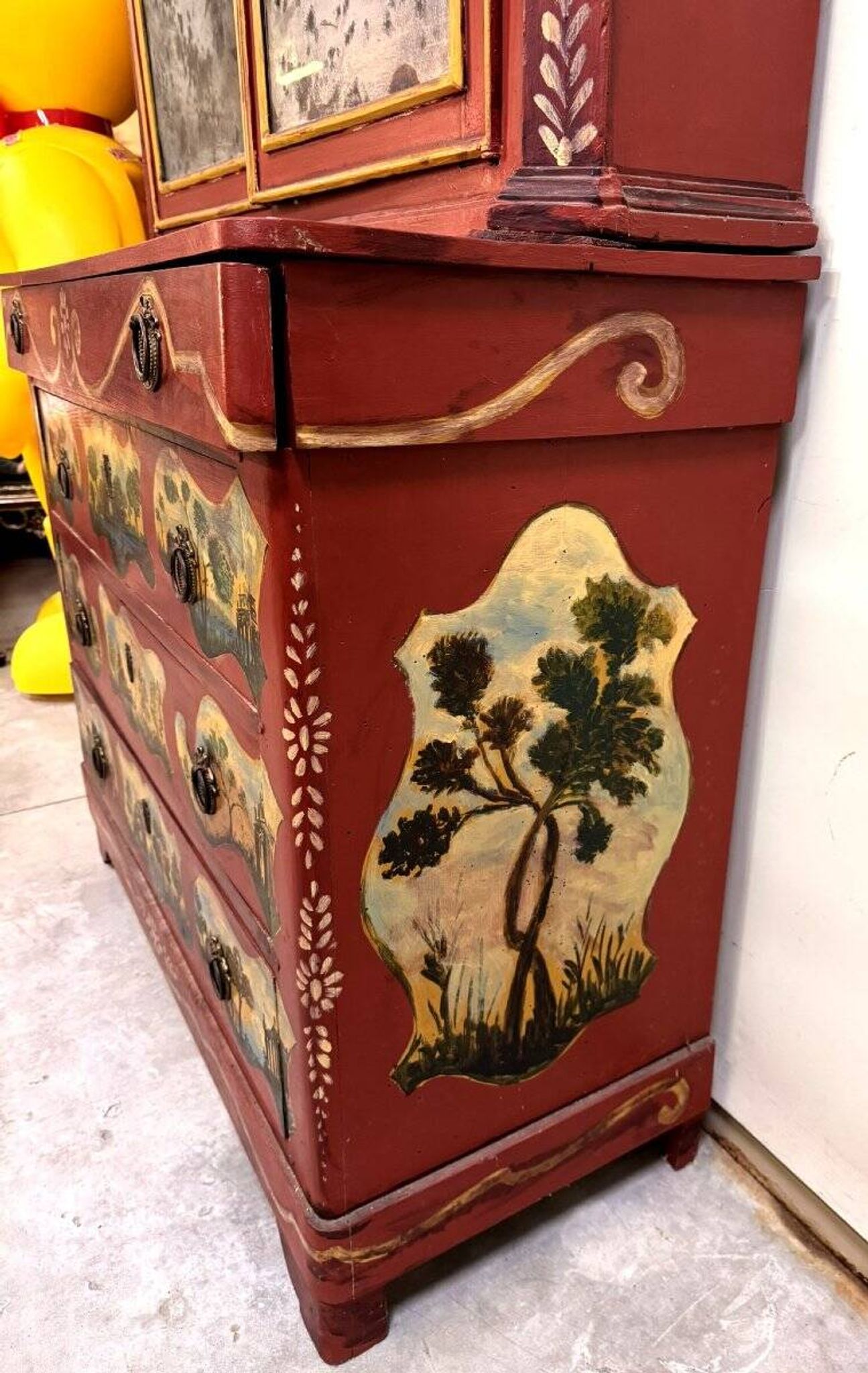 Cabinet bibliothéque Venitien style Louis XV en bois laqué