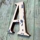 Lettres d'enseigne formant le mot "art"