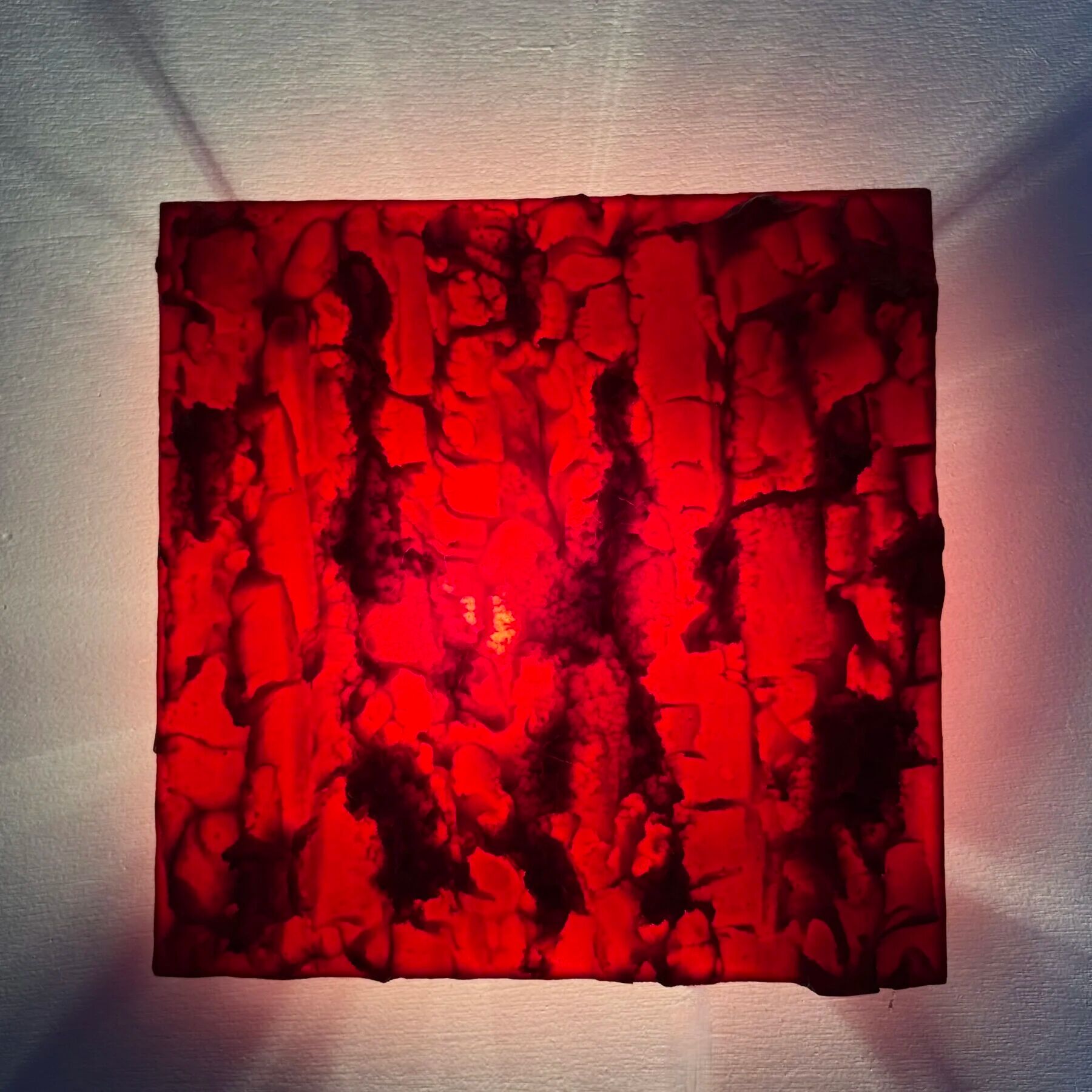 Lampe murale sculpturale rouge design Uwe Mersch des années 1970.